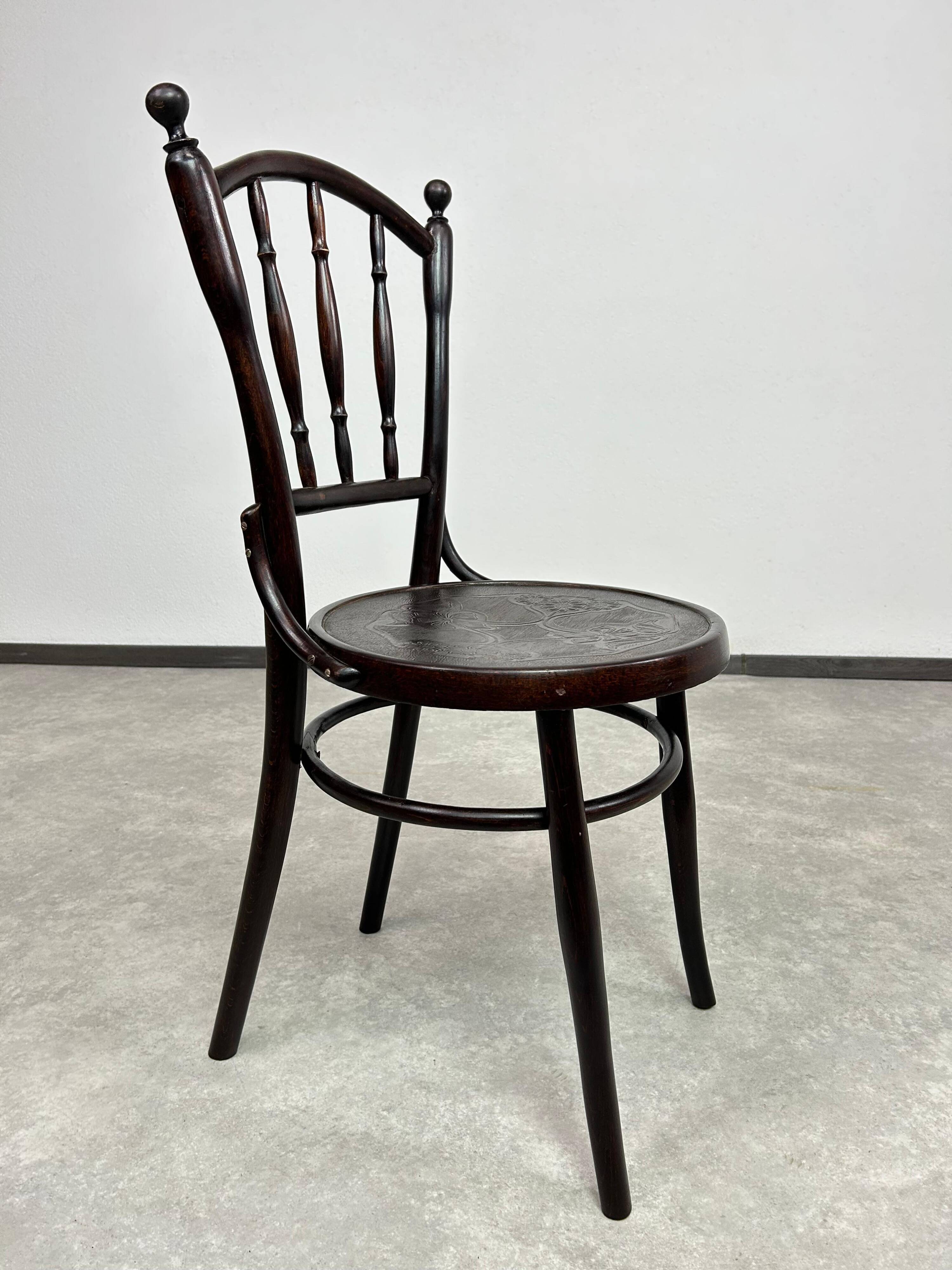 Curved wooden dining chairs by Thonet Mundus