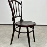 Curved wooden dining chairs by Thonet Mundus