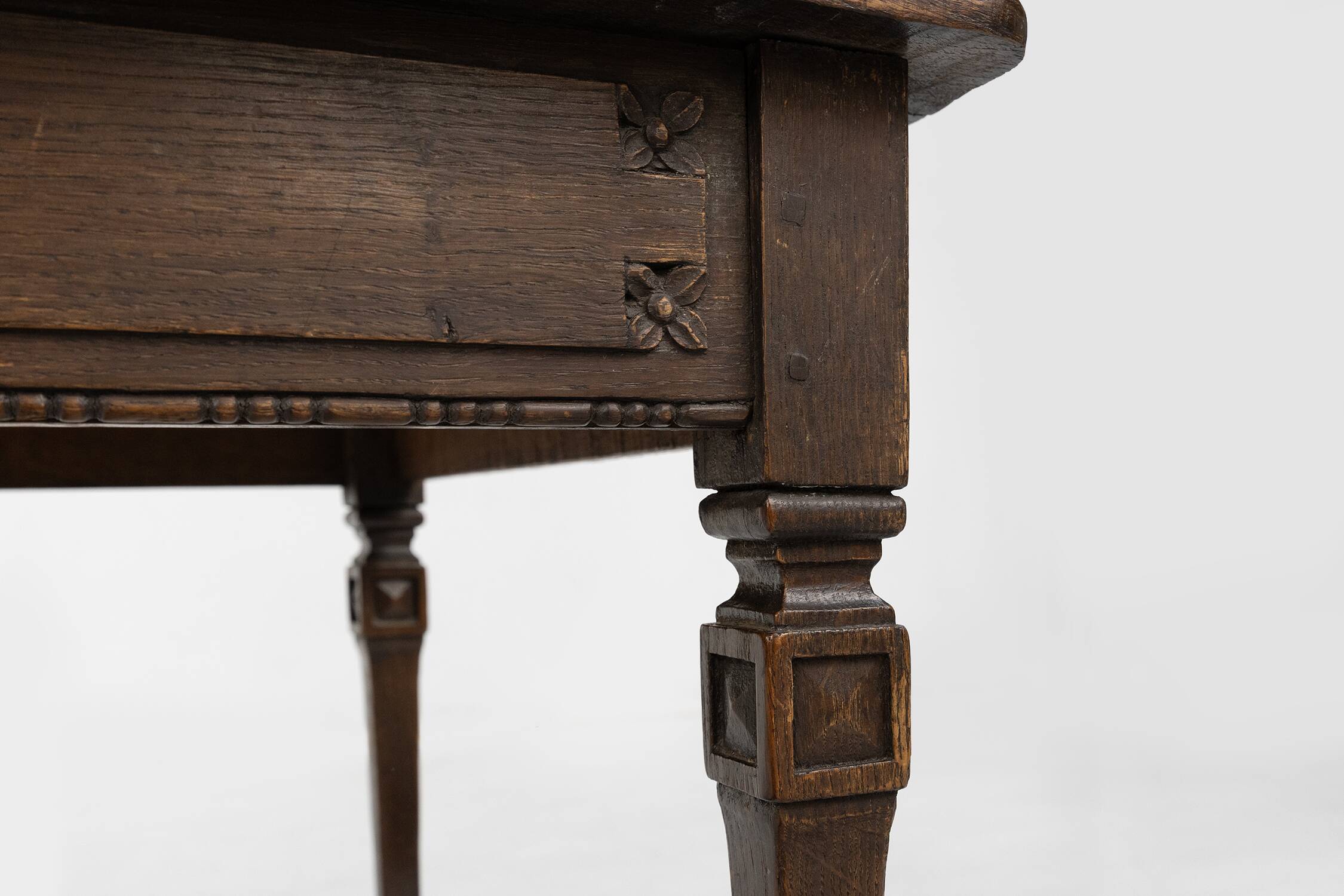 Table d'appoint rustique française du milieu du siècle en bois vers 1850