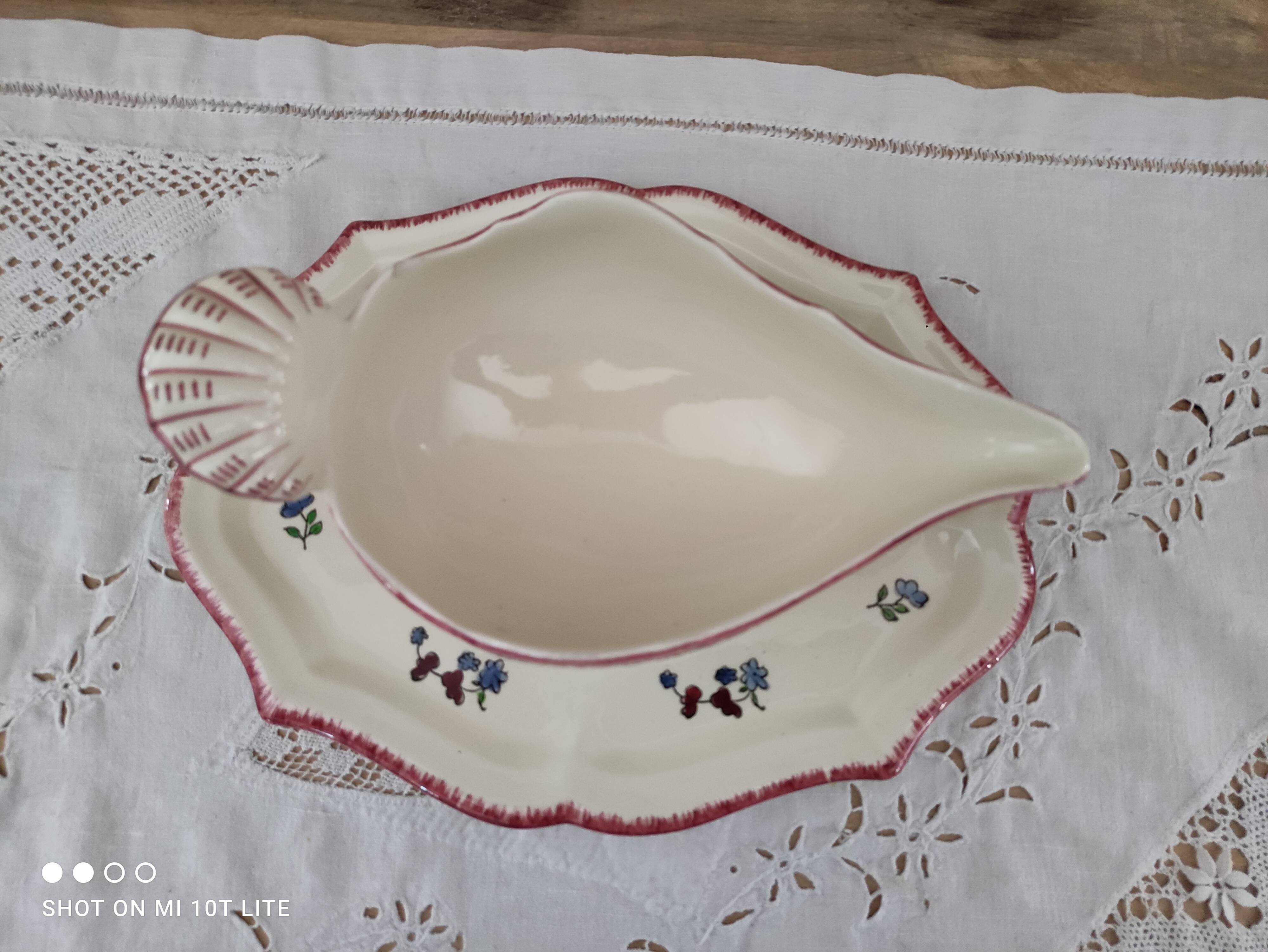 Gravy boat on frame Gien France Lorraine model