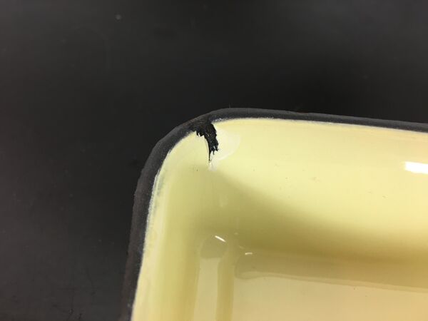 Service à apéritif en tôle émaillée colorée, coupelles, ramequins