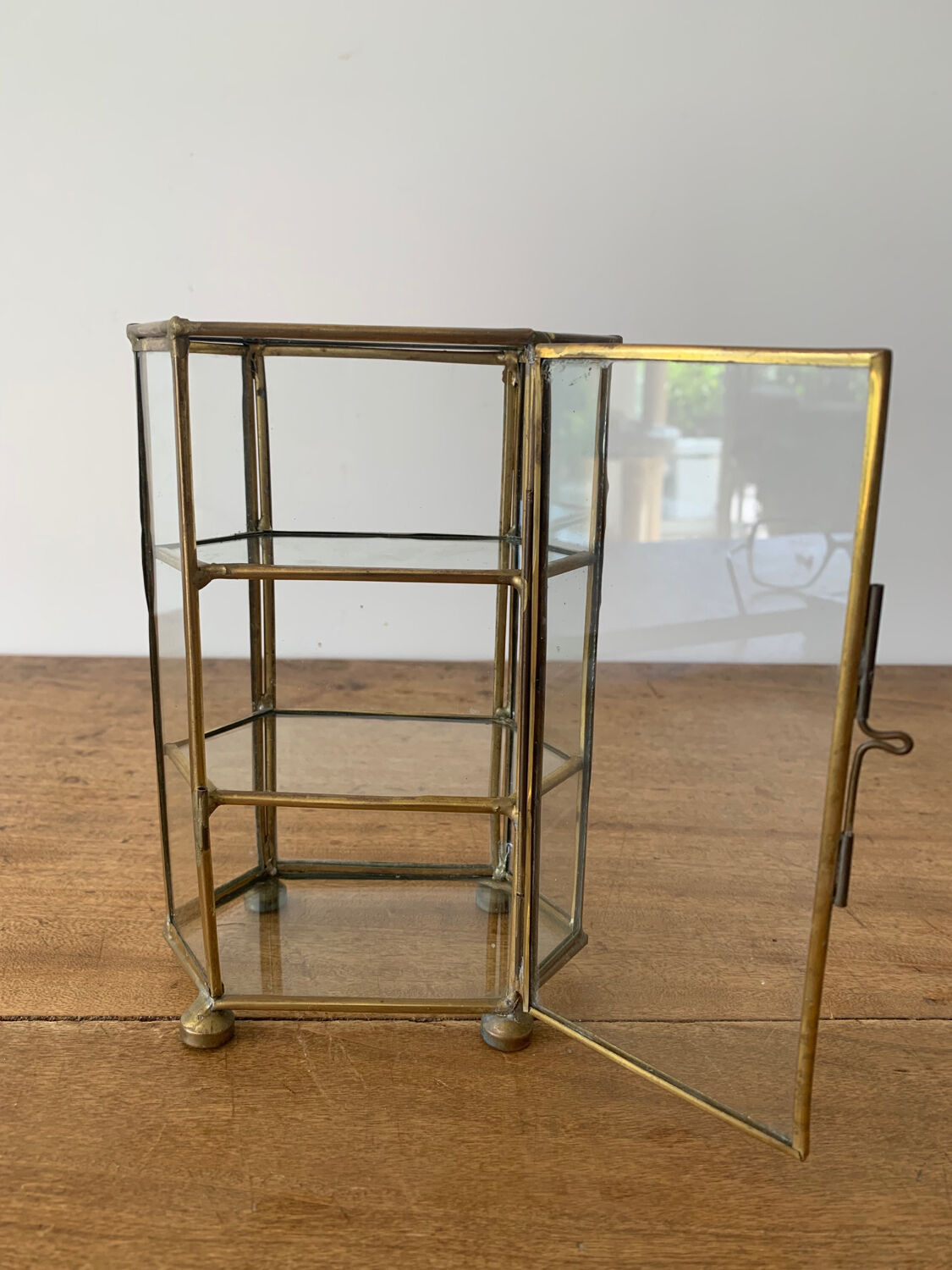 Petite vitrine vintage en verre et laiton