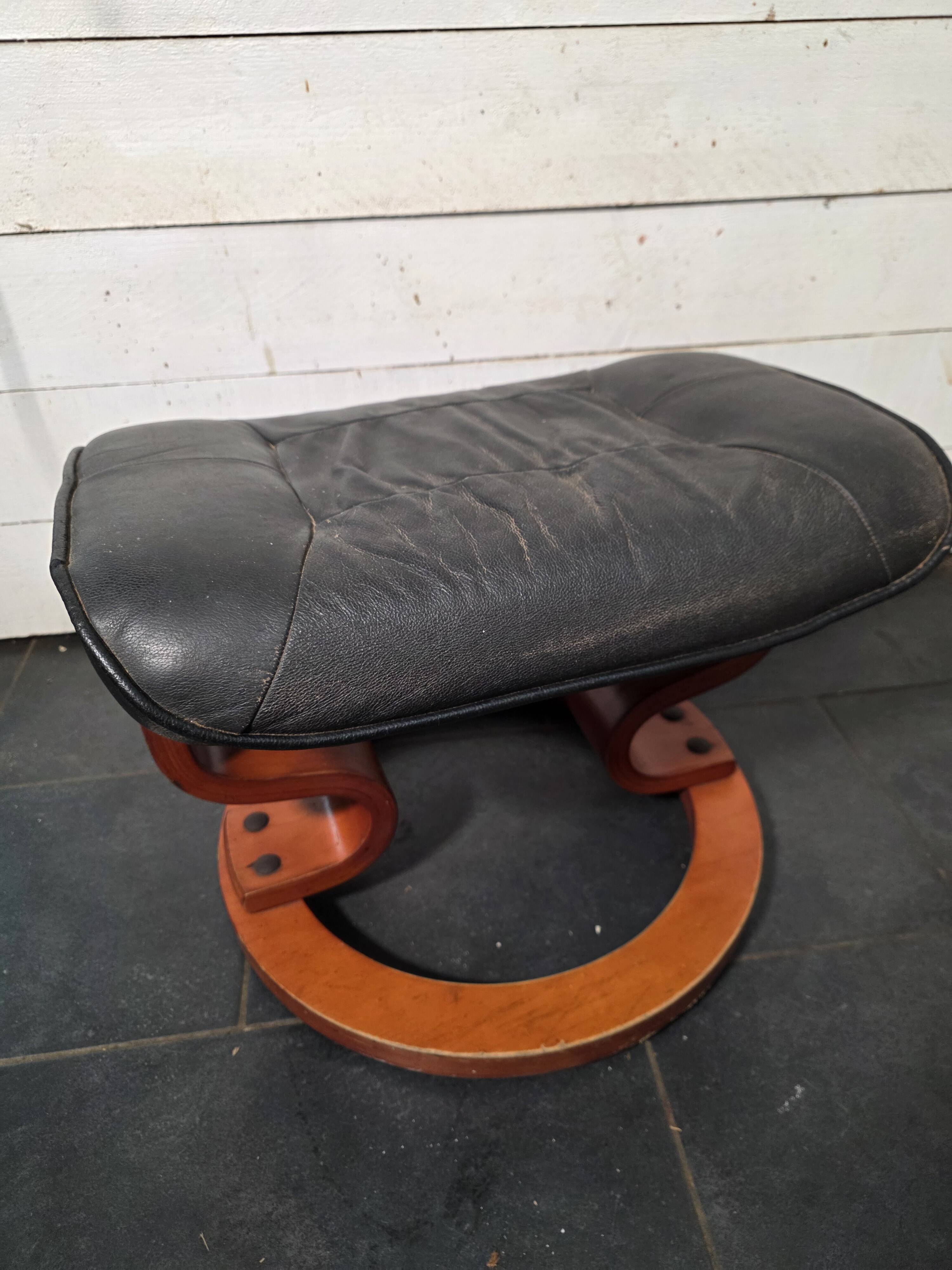 Footrest / Black leather and wood pouf - Stressless