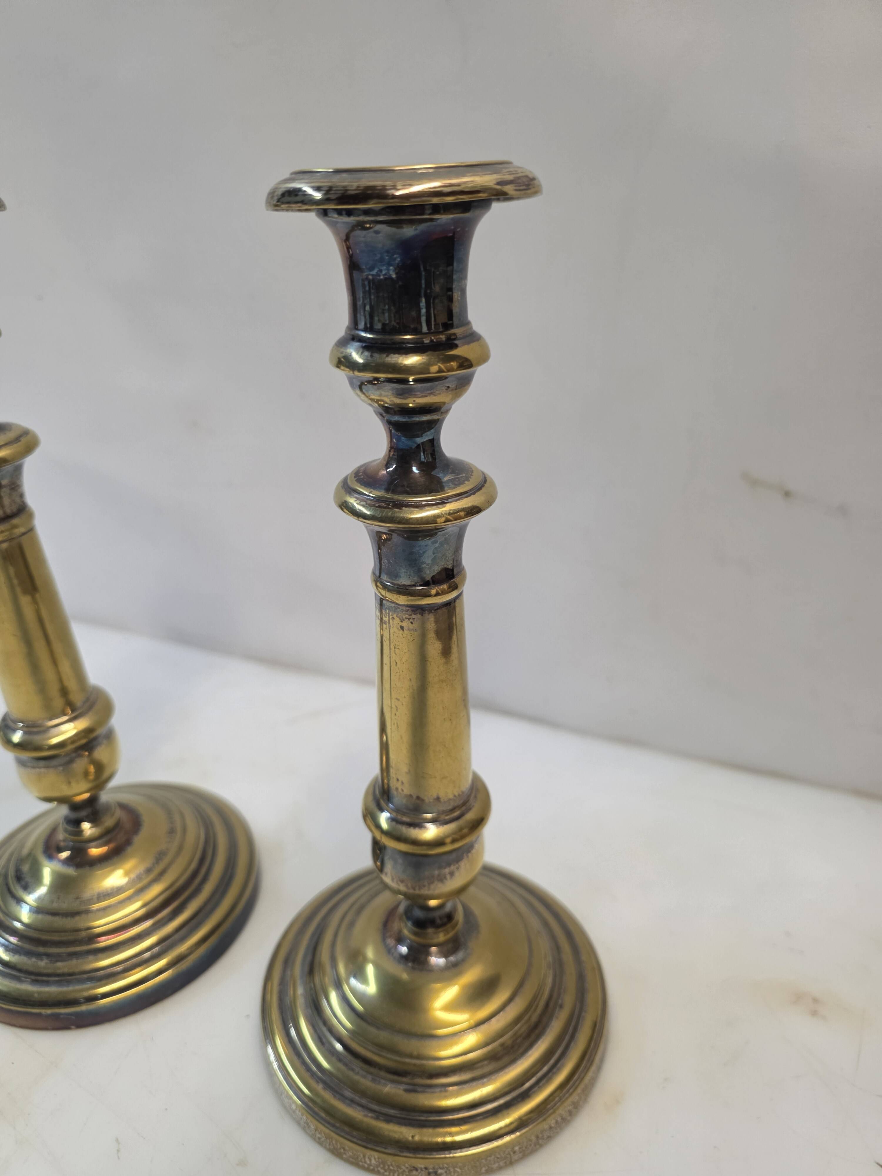 Paire de bougeoirs anciens en laiton