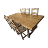 Table a manger en chêne massif avec chaises.