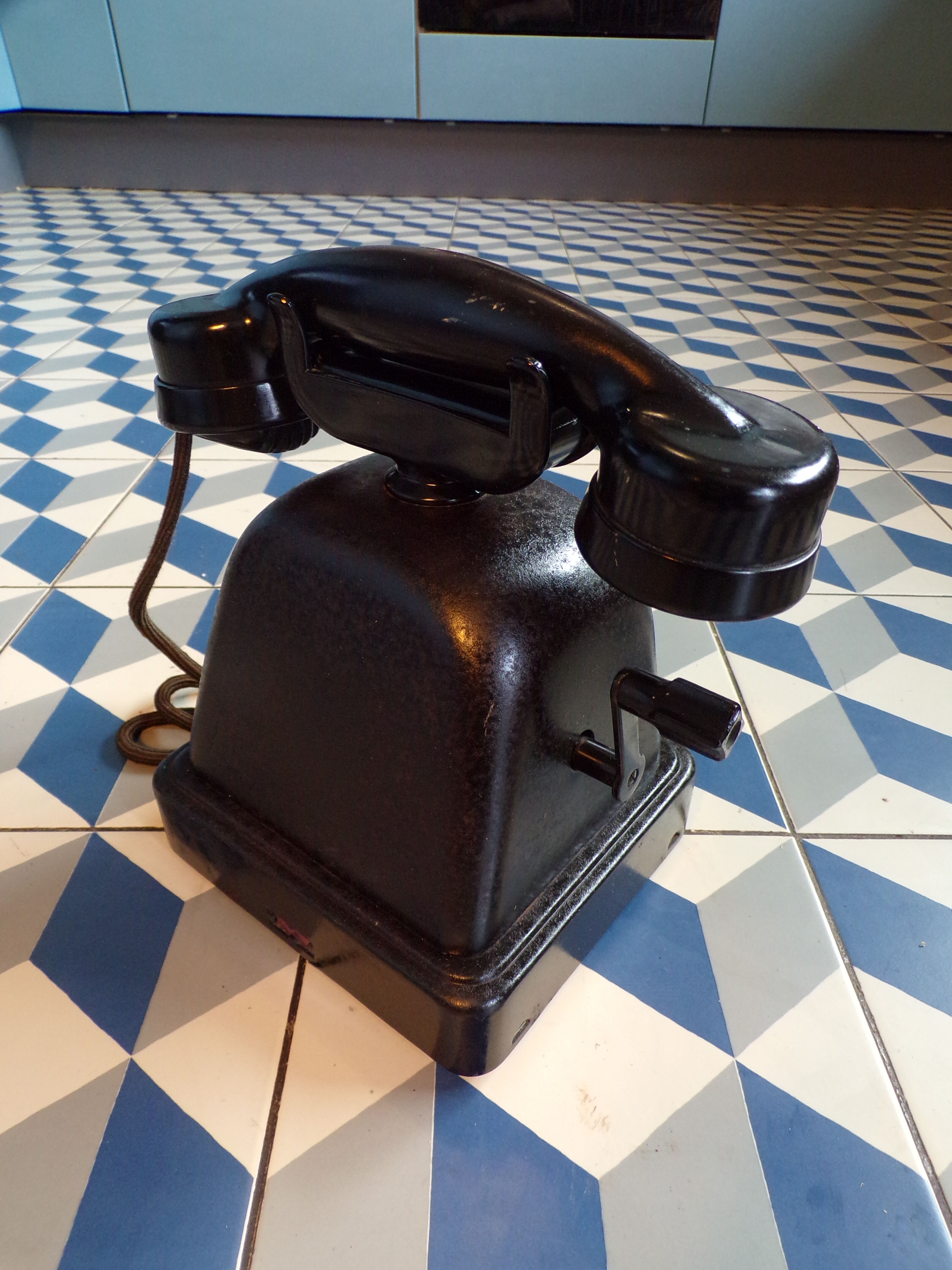 1930 metal crank telephone