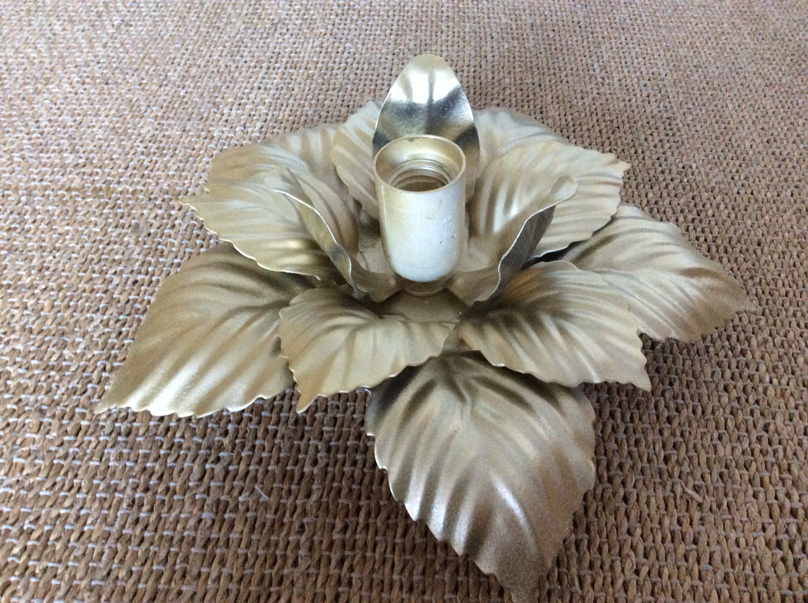 Golden metal flower wall lamp