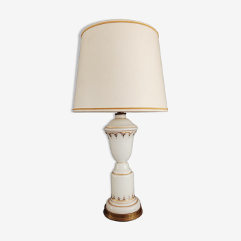 Lampe en opaline blanche décor doré