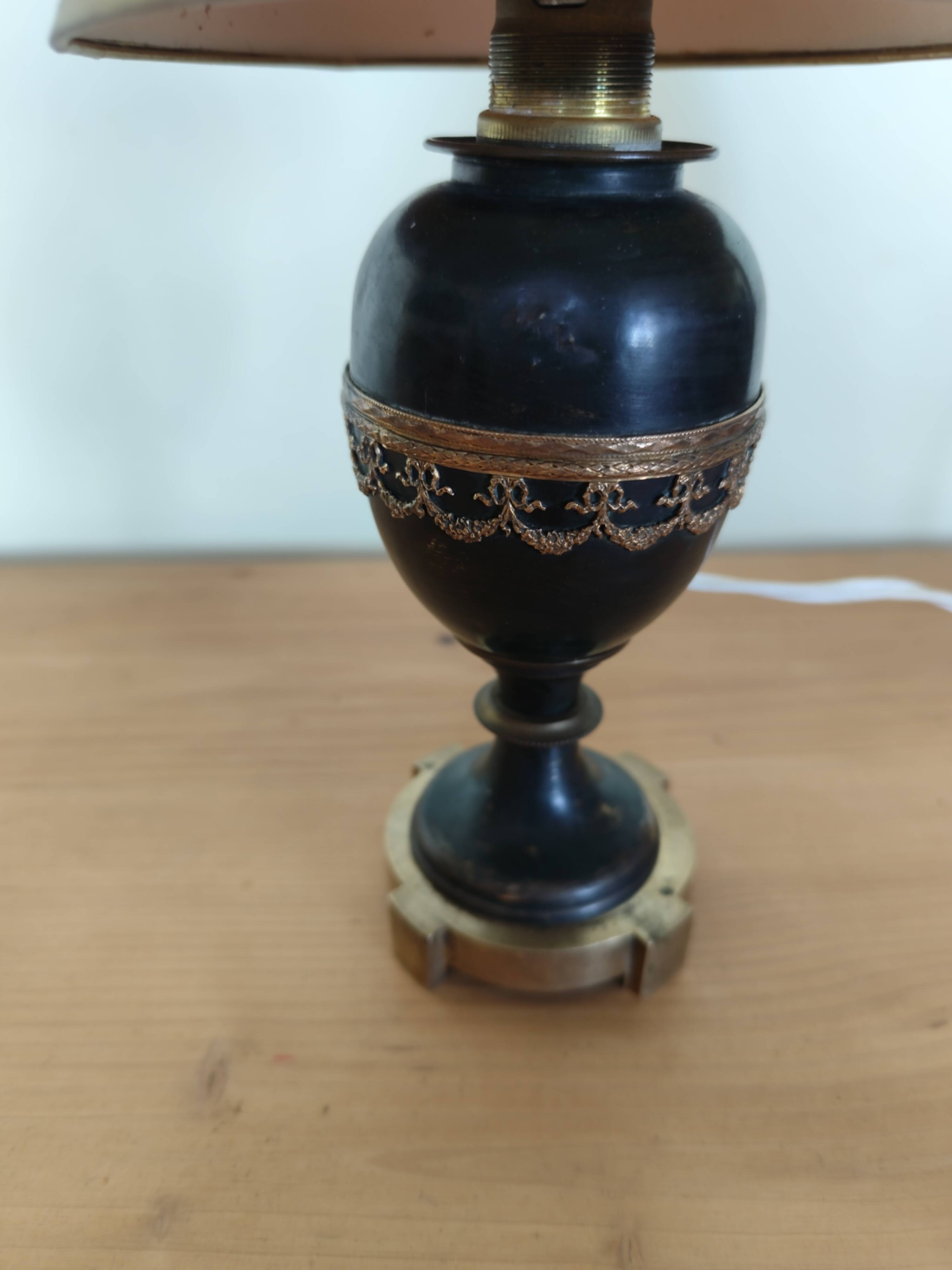 Napoleon III oil lamp electrified, black metal, golden garland.