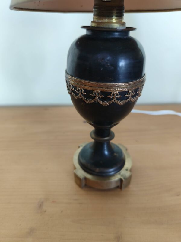 lampe à pétrole Napoléon III électrifiée, métal noir, guirlande dorée