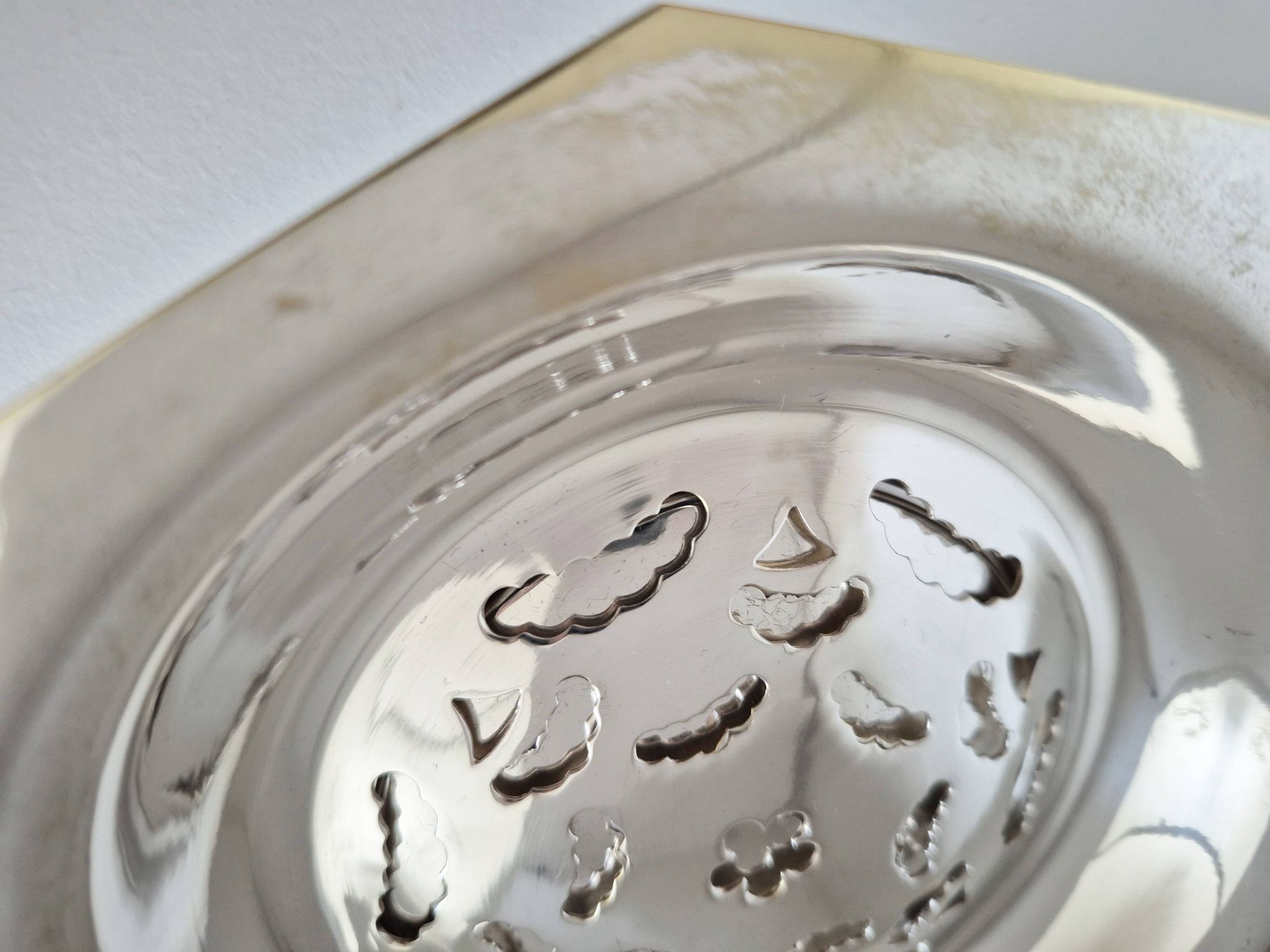 Antique butter dish in the Coquillor style, made of silver-plated metal.