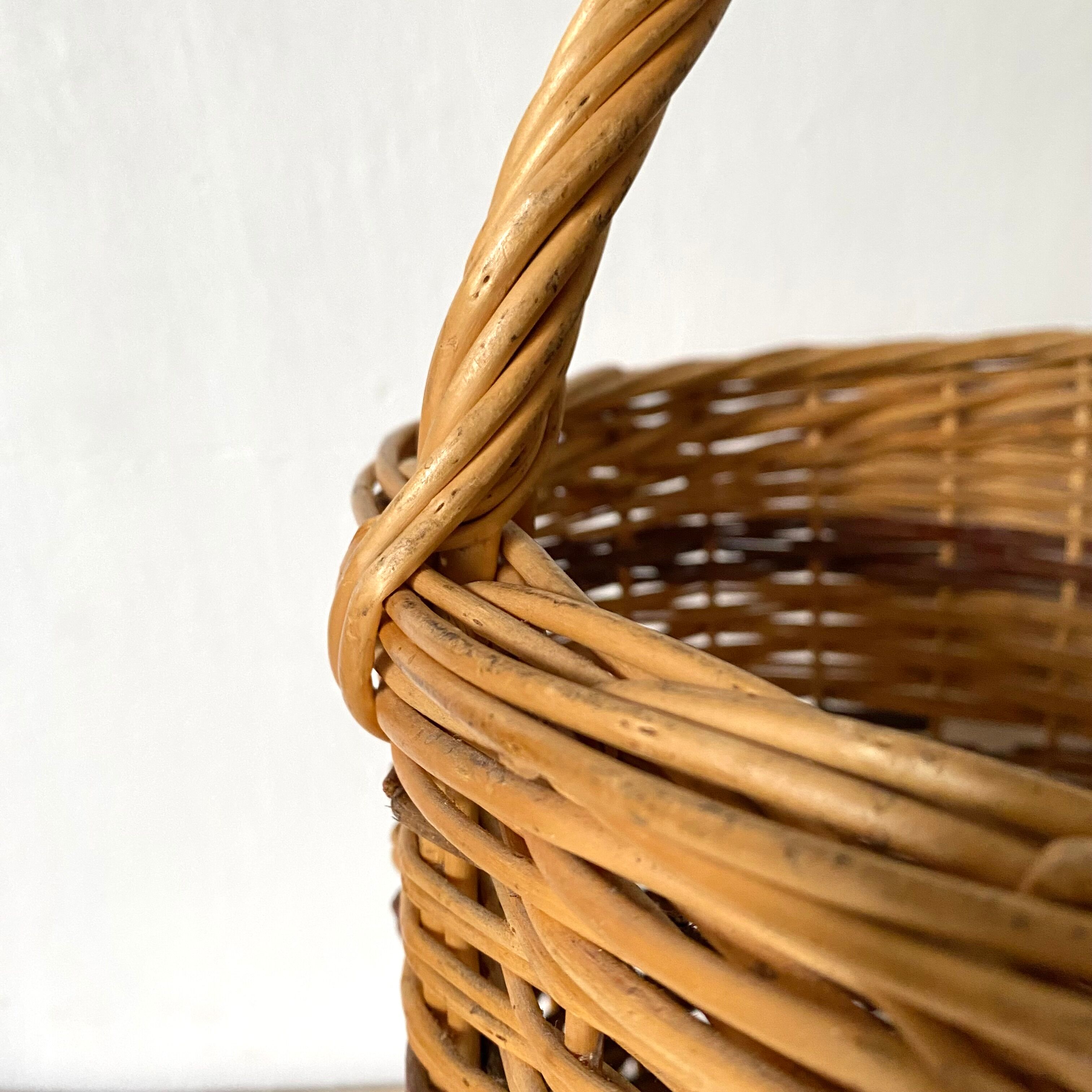 Round two-tone woven wicker basket