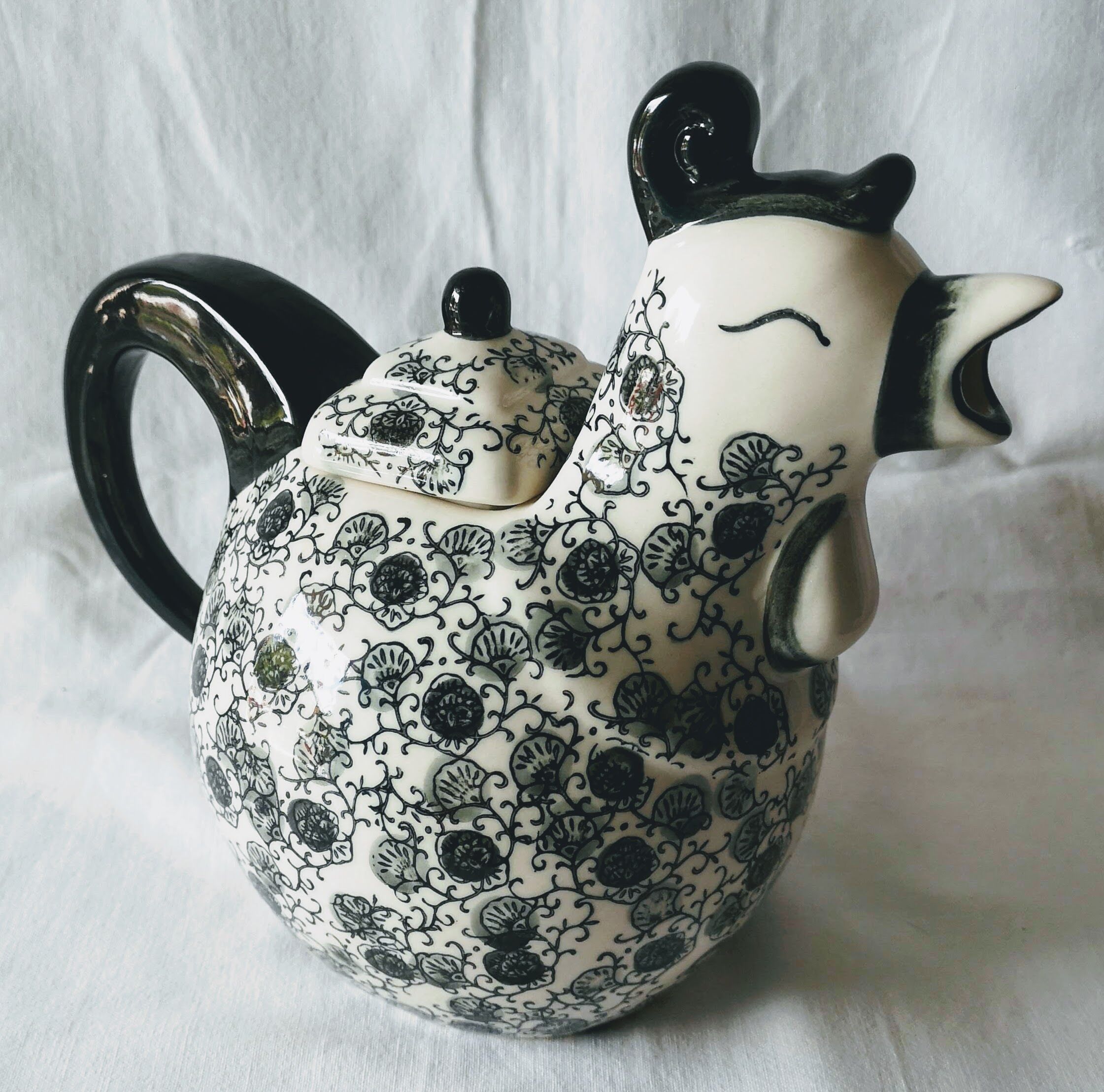 Porcelain casserole teapot