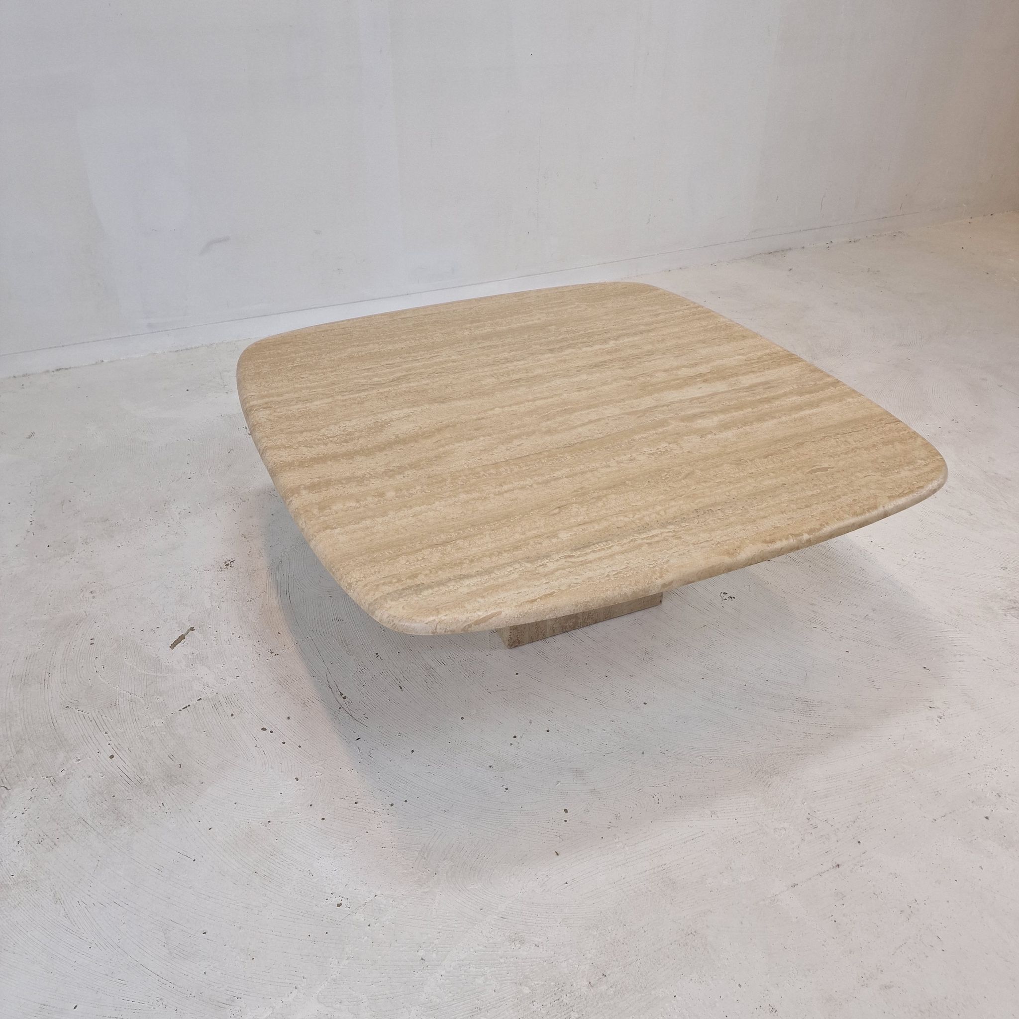 Italian coffee table in travertine 1980's