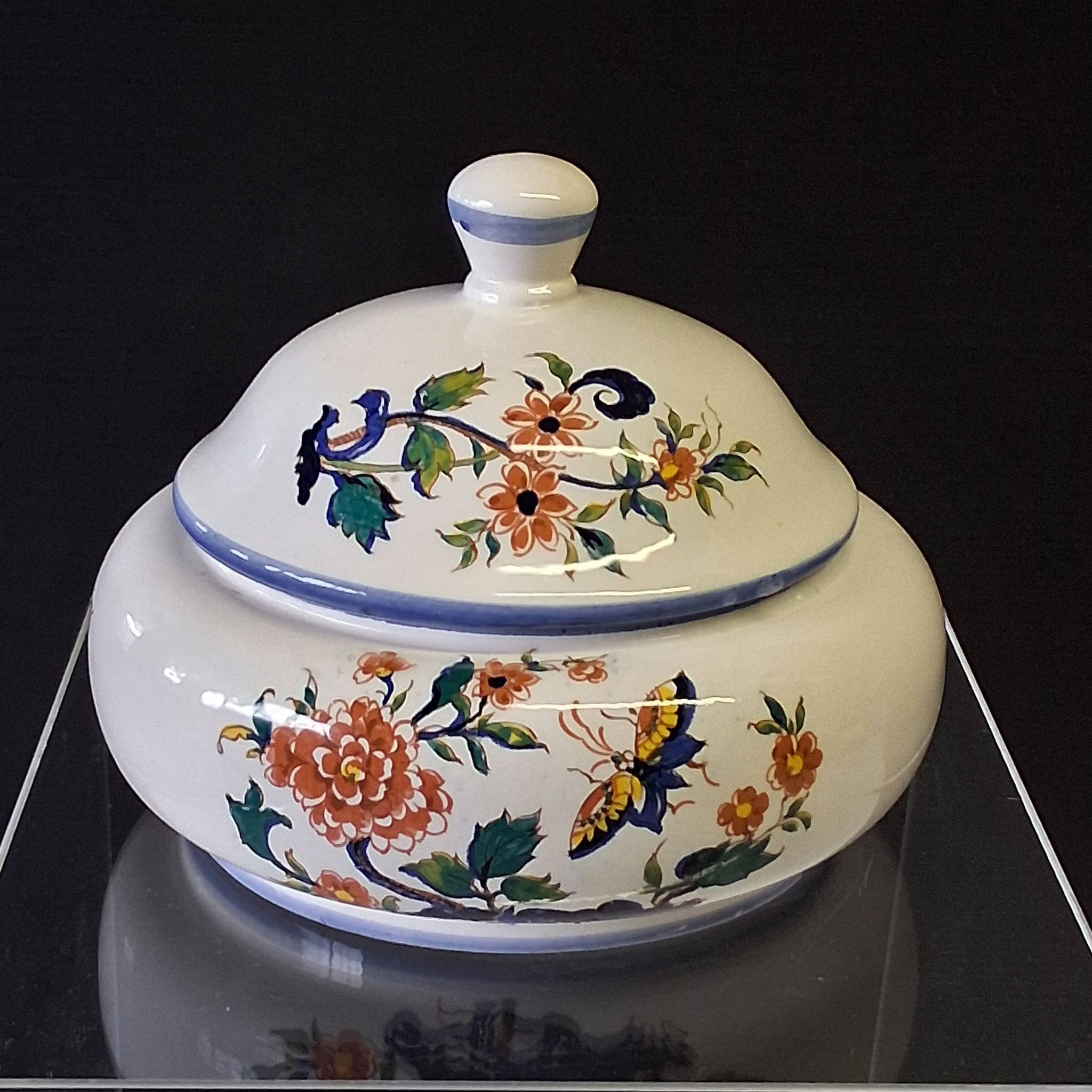 Ceramic pot with lid
