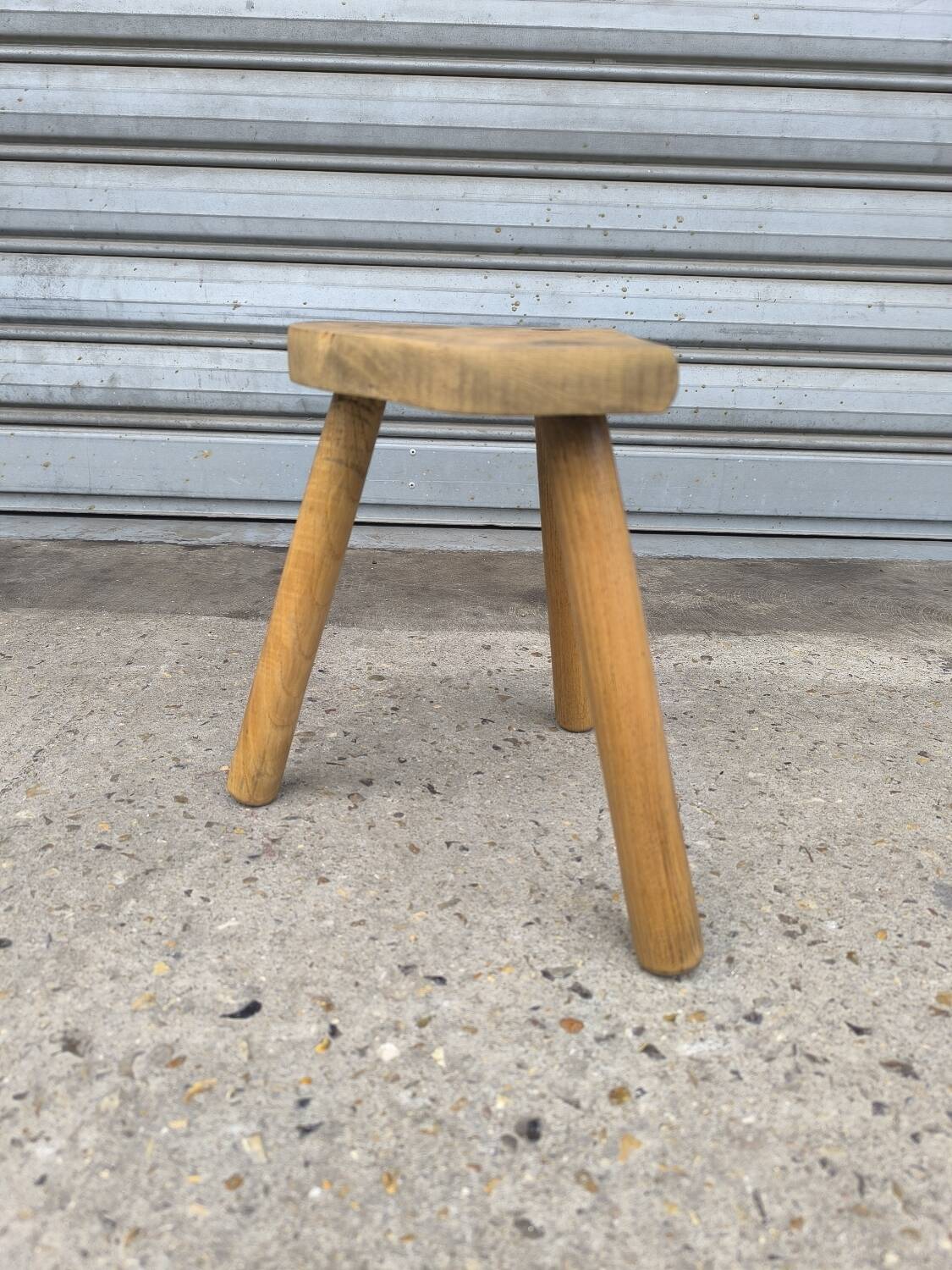 Tabouret tripode en bois de hêtre 1960