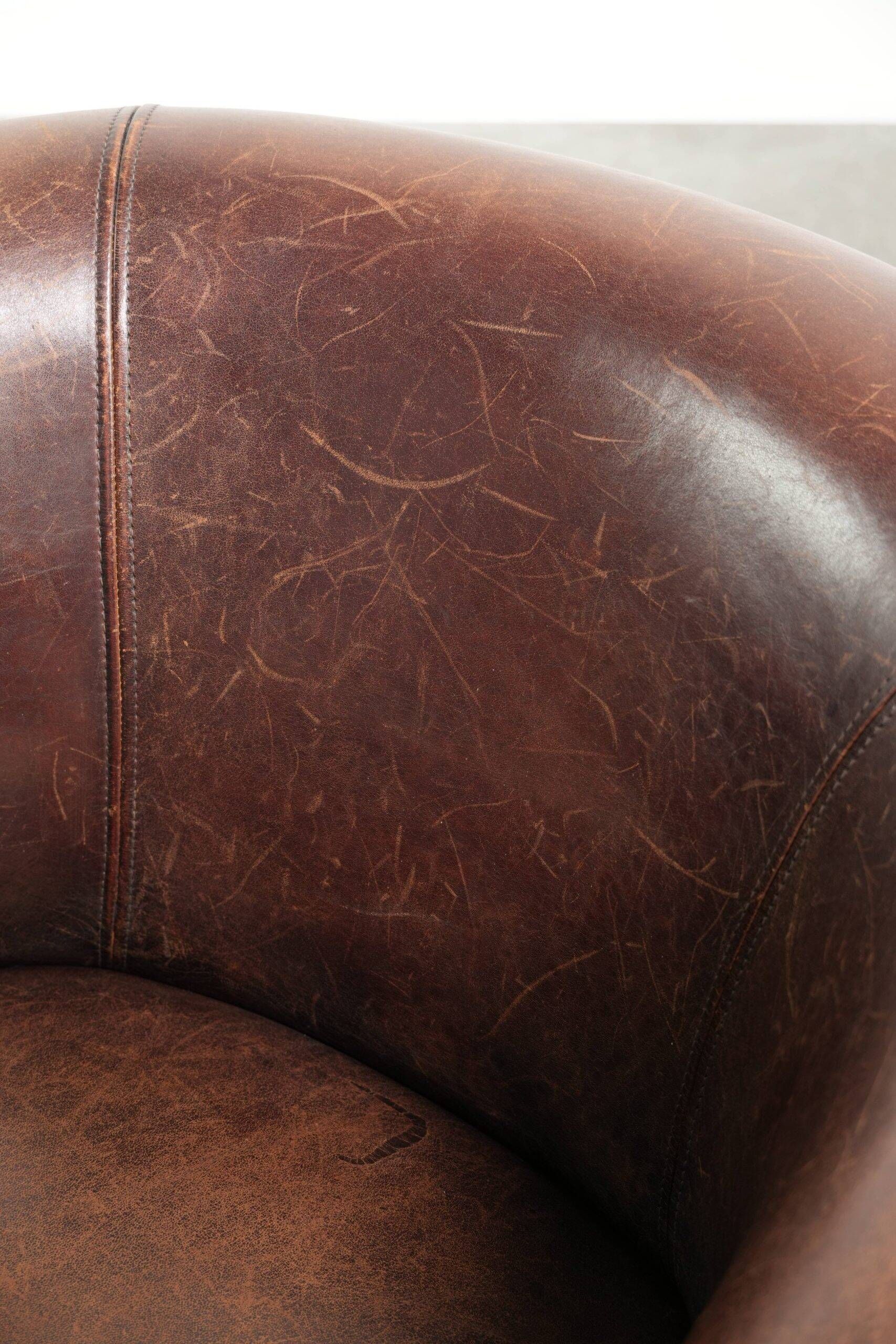 Sheepskin club armchair with patina in a subtle size and a vintage look
