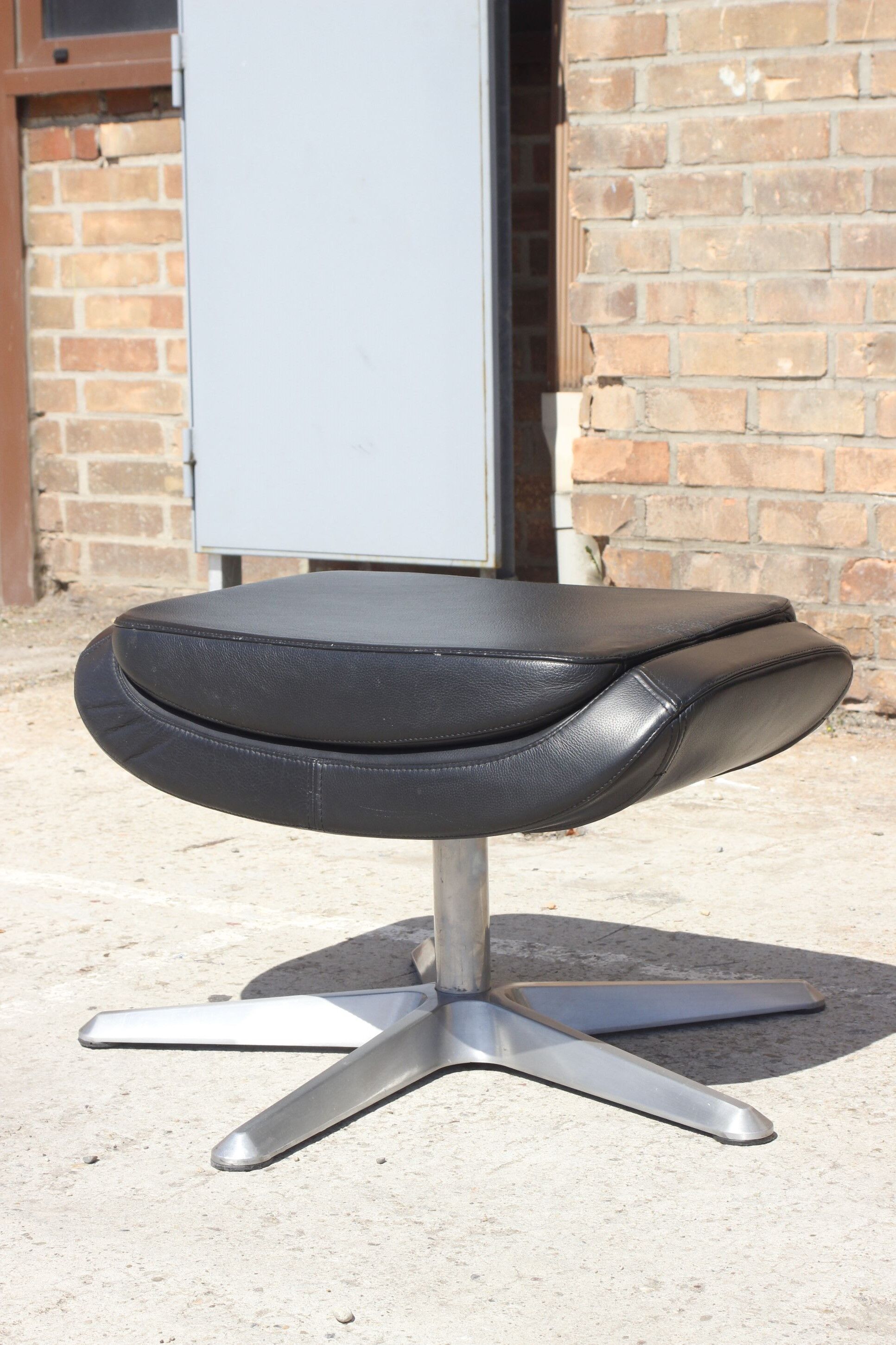 Ottoman Vintage in Leather and Aluminium, 1970s