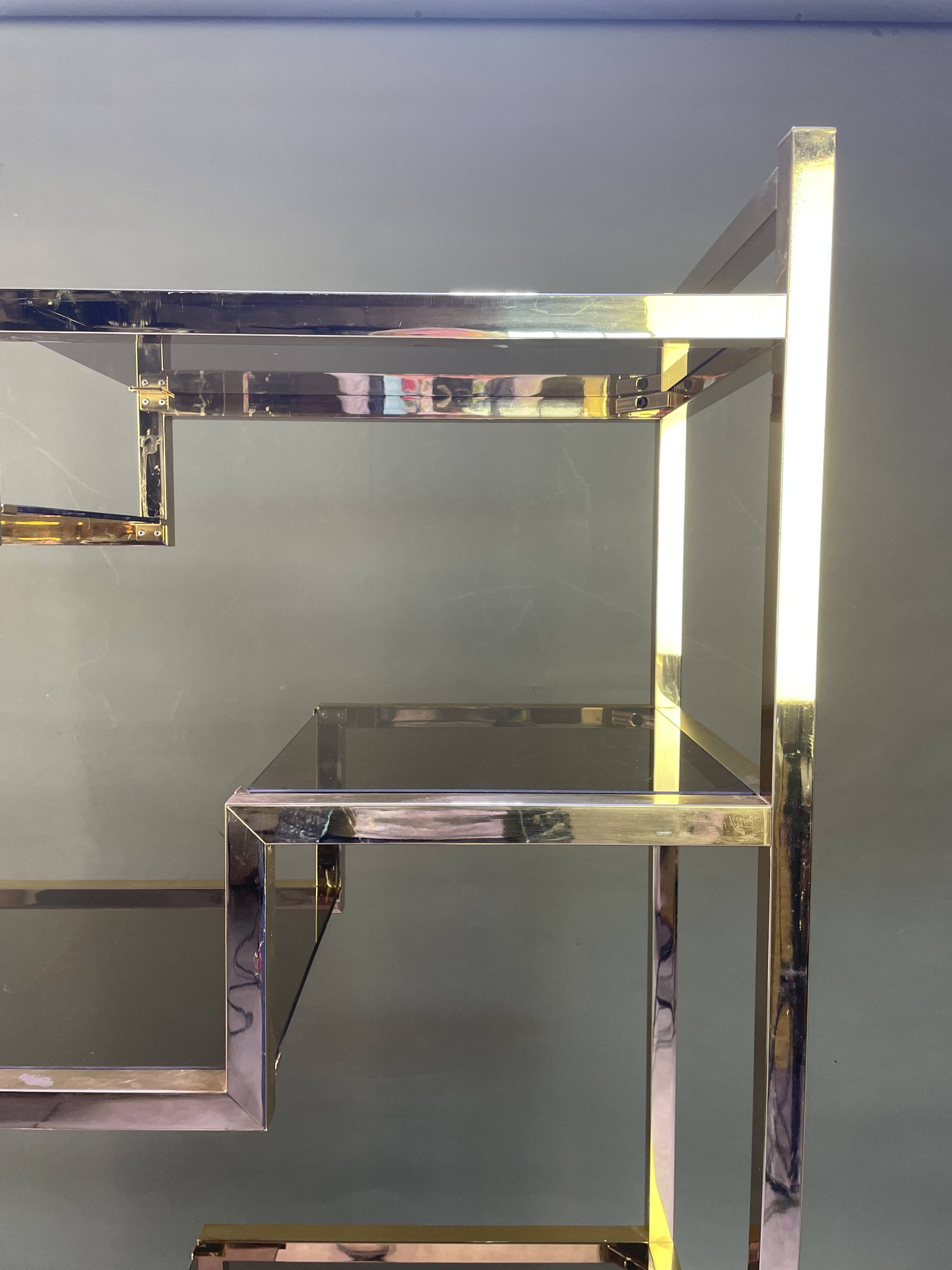 Etagère italienne en métal doré et verre fumé