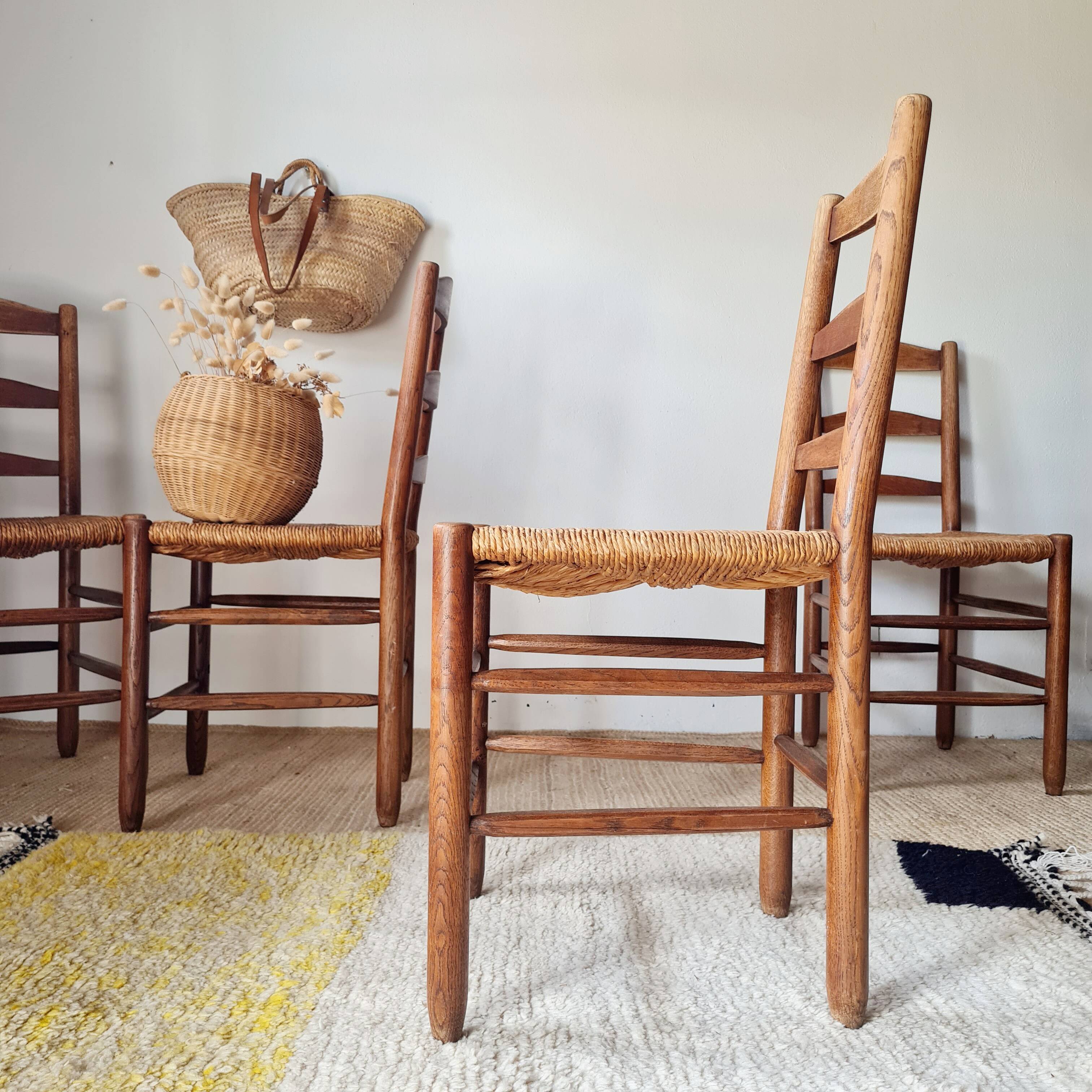 Set of 4 rustic chairs in solid oak and straw.