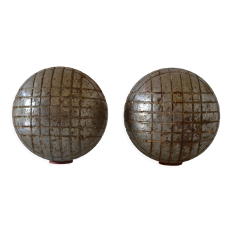 Paire d'anciennes boules de petanque