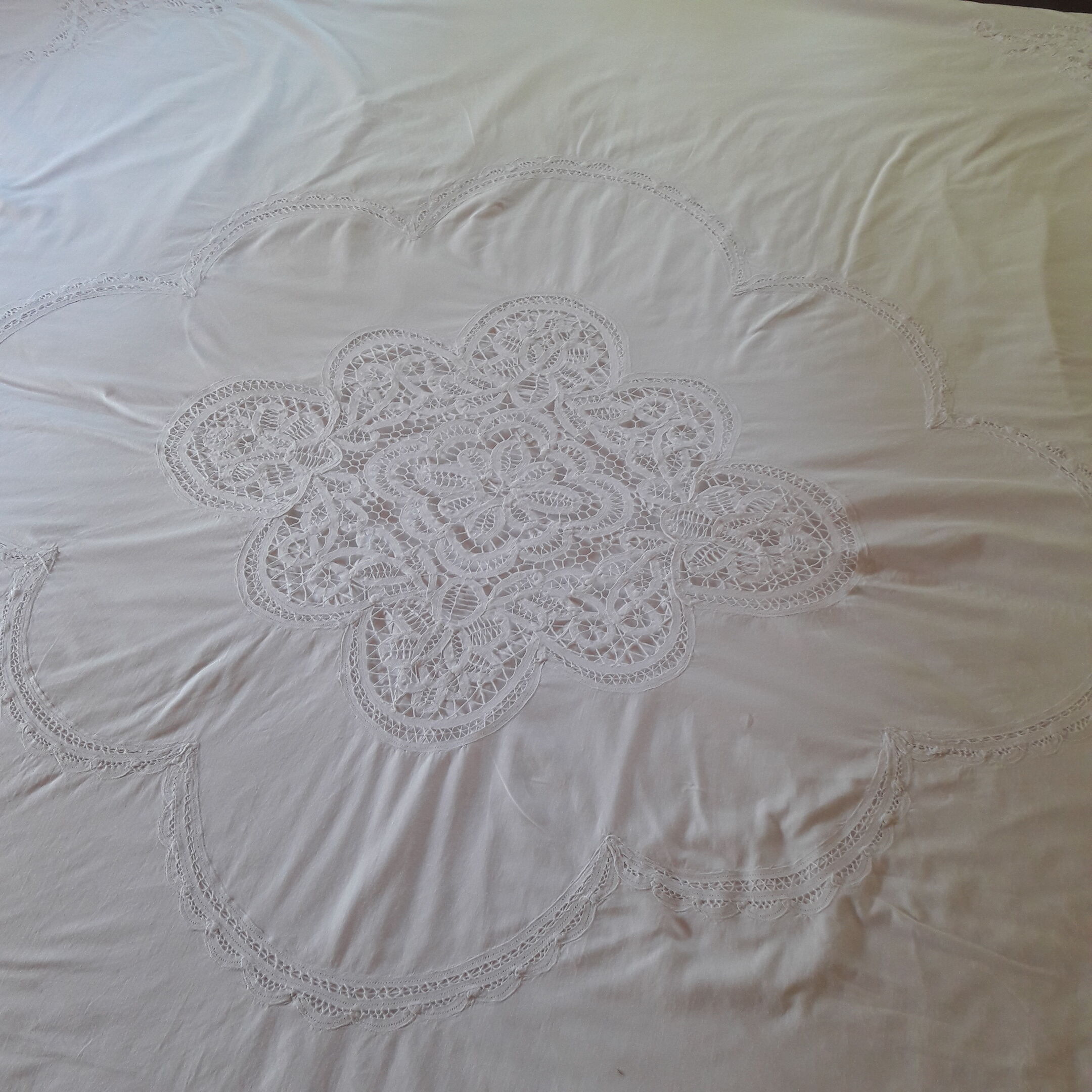 Set cover duvet and white lace pillowcases