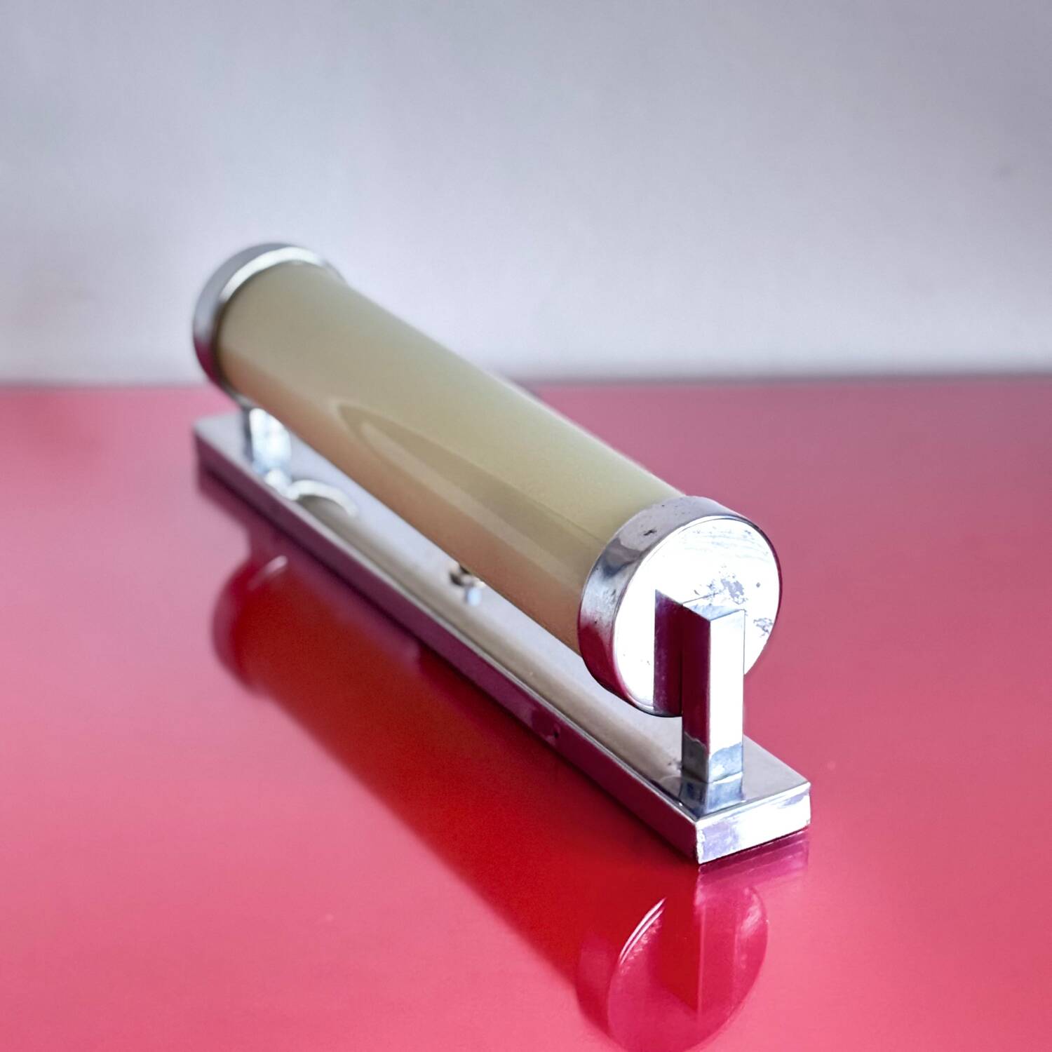 Functionalist wall lamp