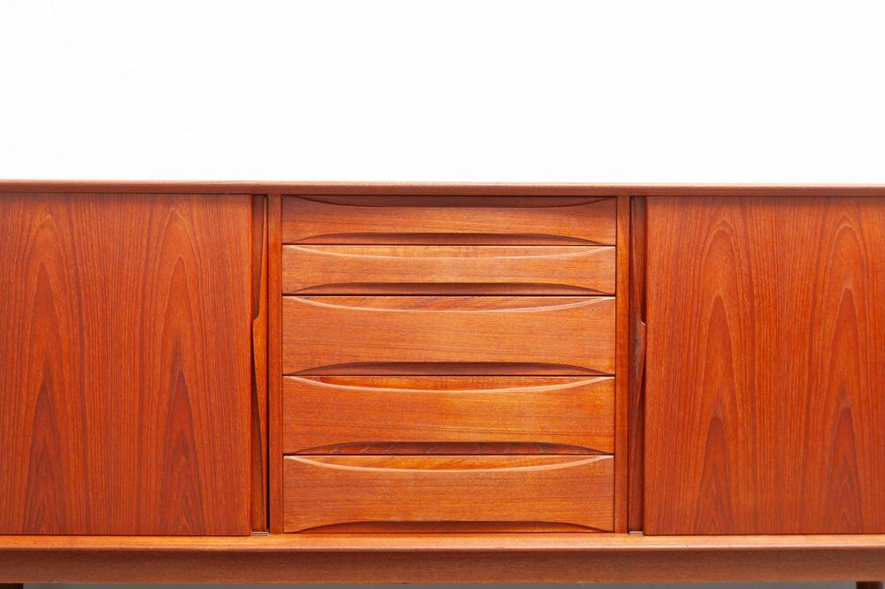 Grand buffet en teck par Dyrlund, années 1960.