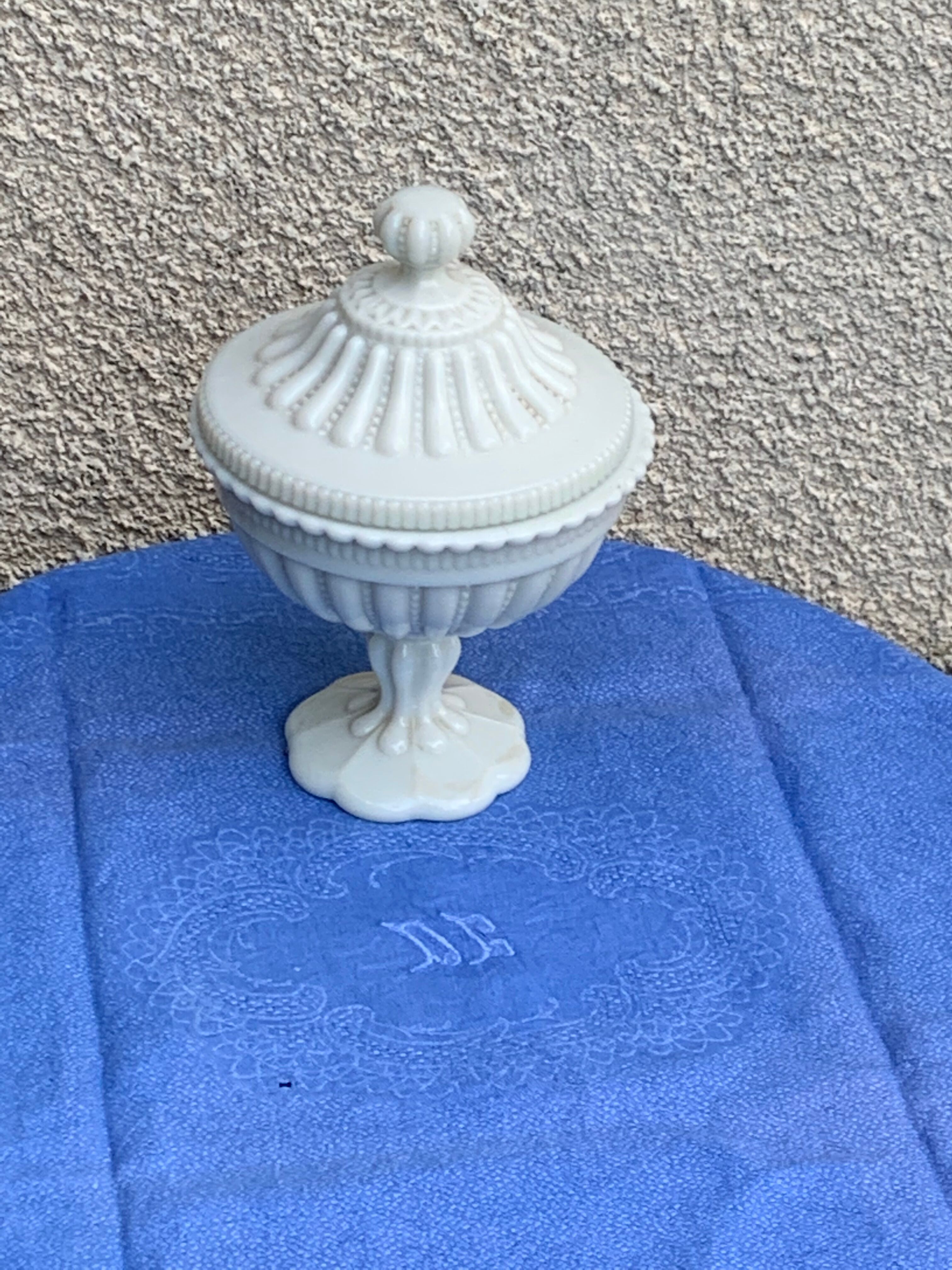 Candy cup in old white opaline, pearl pattern