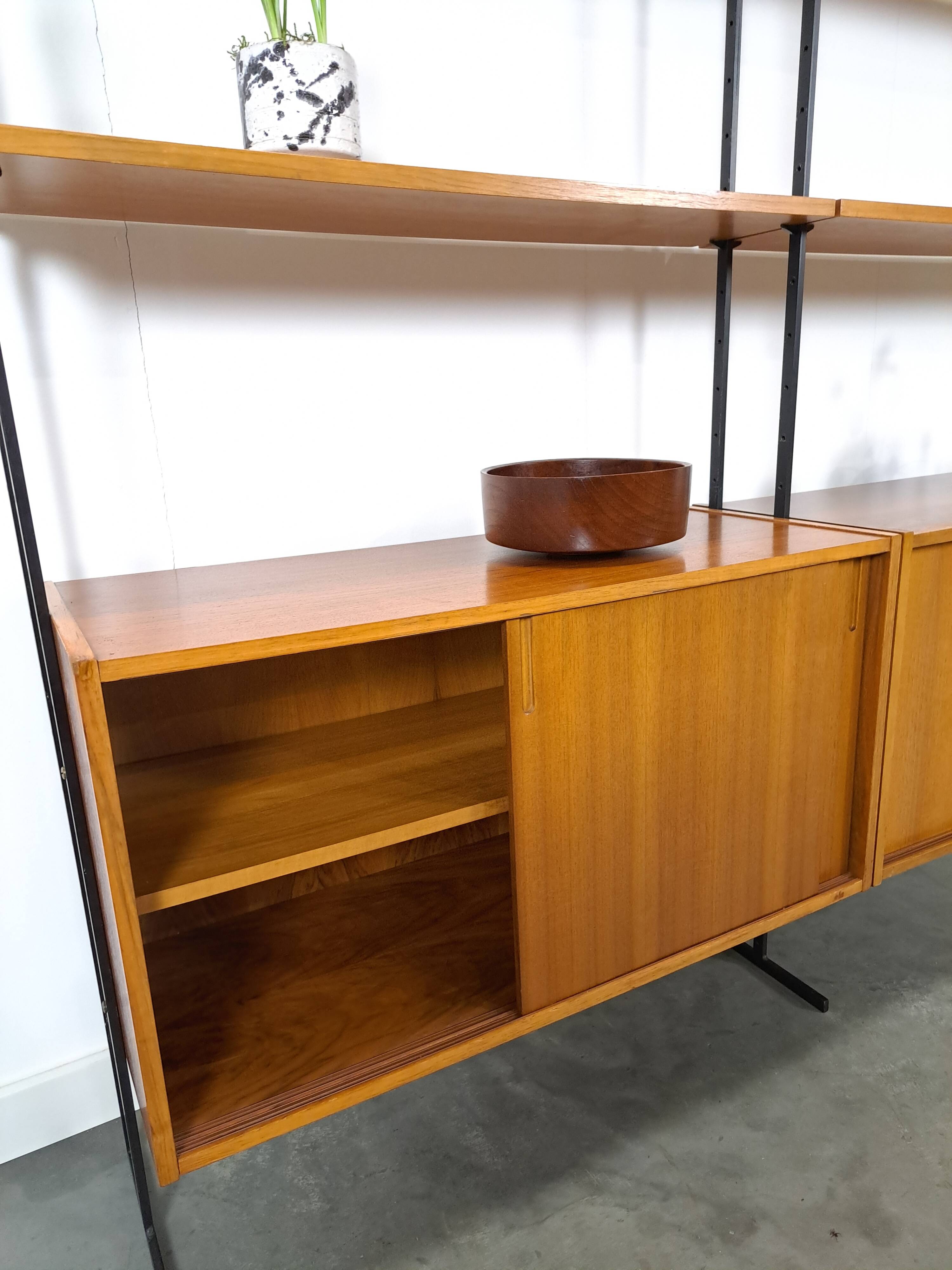 Modulair Omnia wandsysteem, Hilker, teak en zwart staal met legplanken