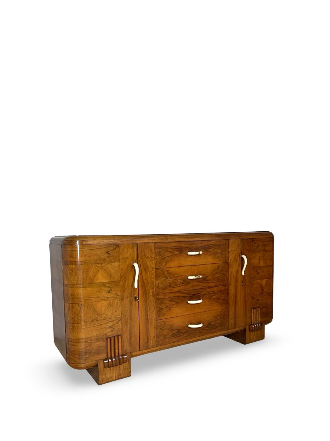 Buffet en noyer Art déco italien, de grande qualité.