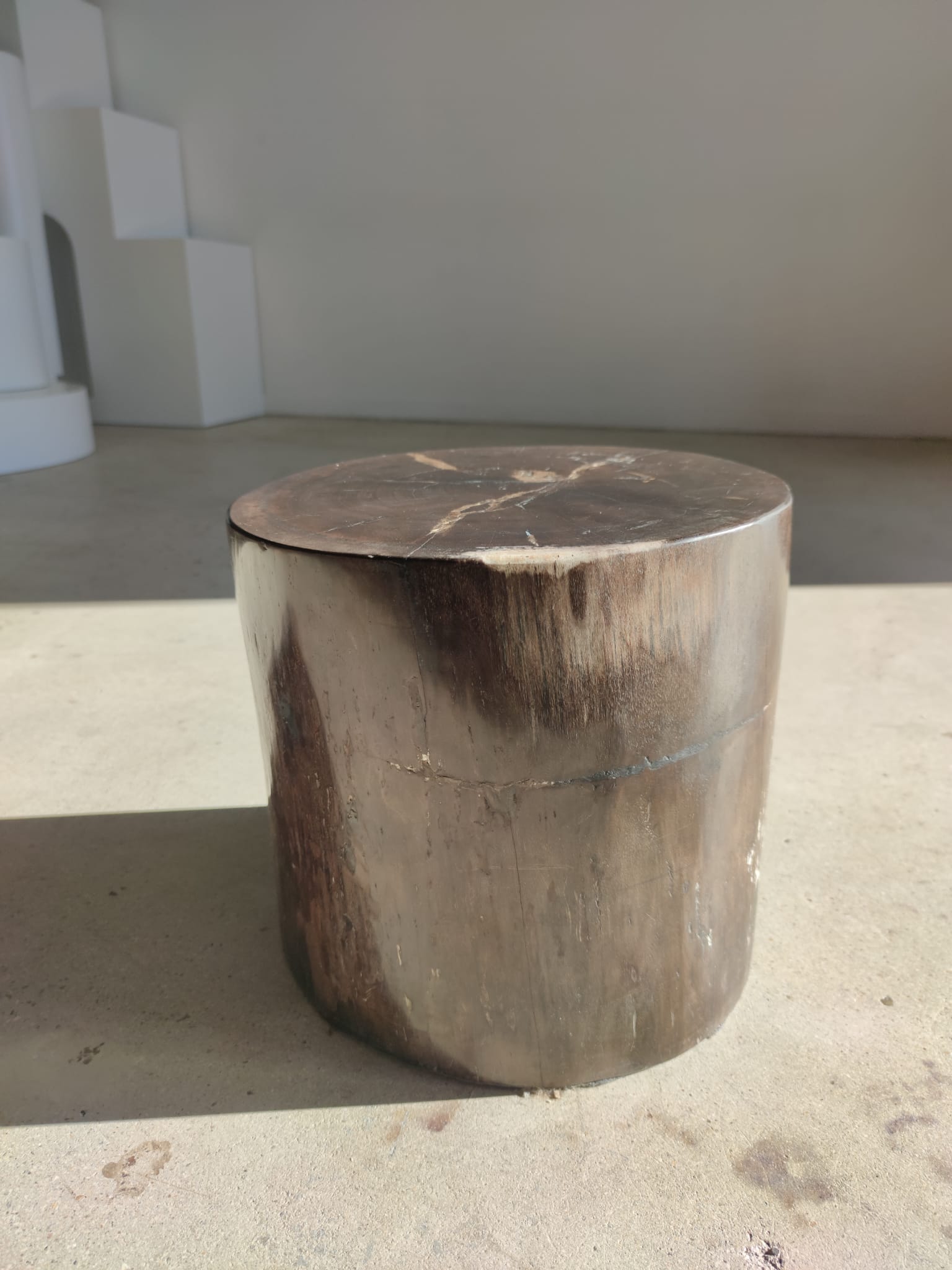 Table d'appoint en bois pétrifié couleur marron glacé - H:34cm D:35cm