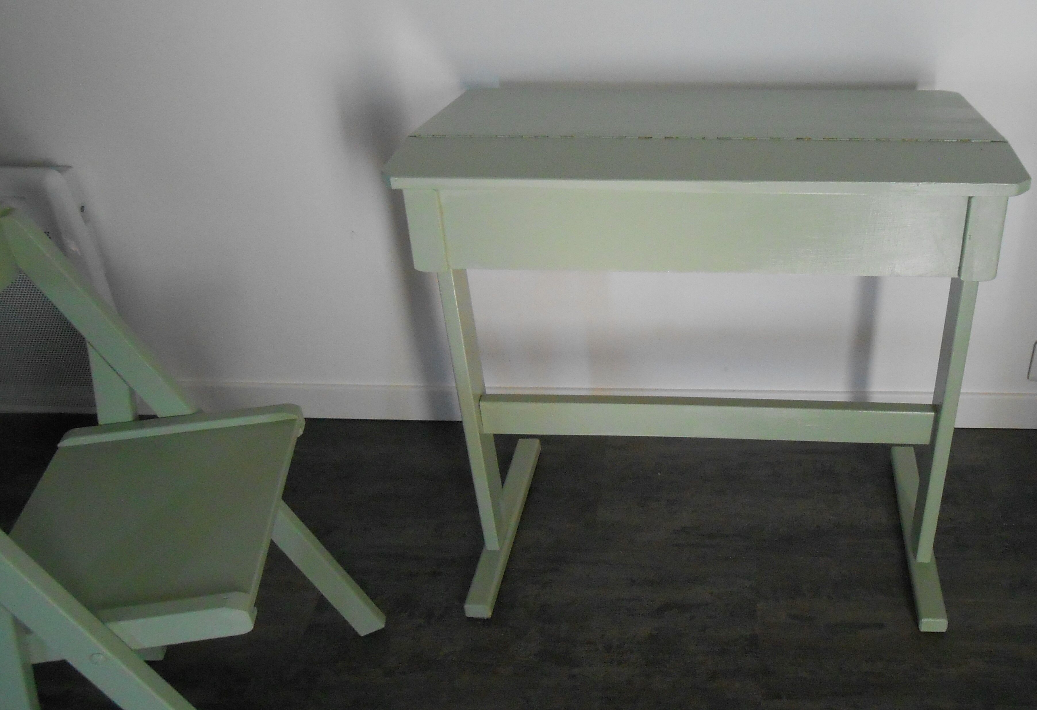 Child desk with chair