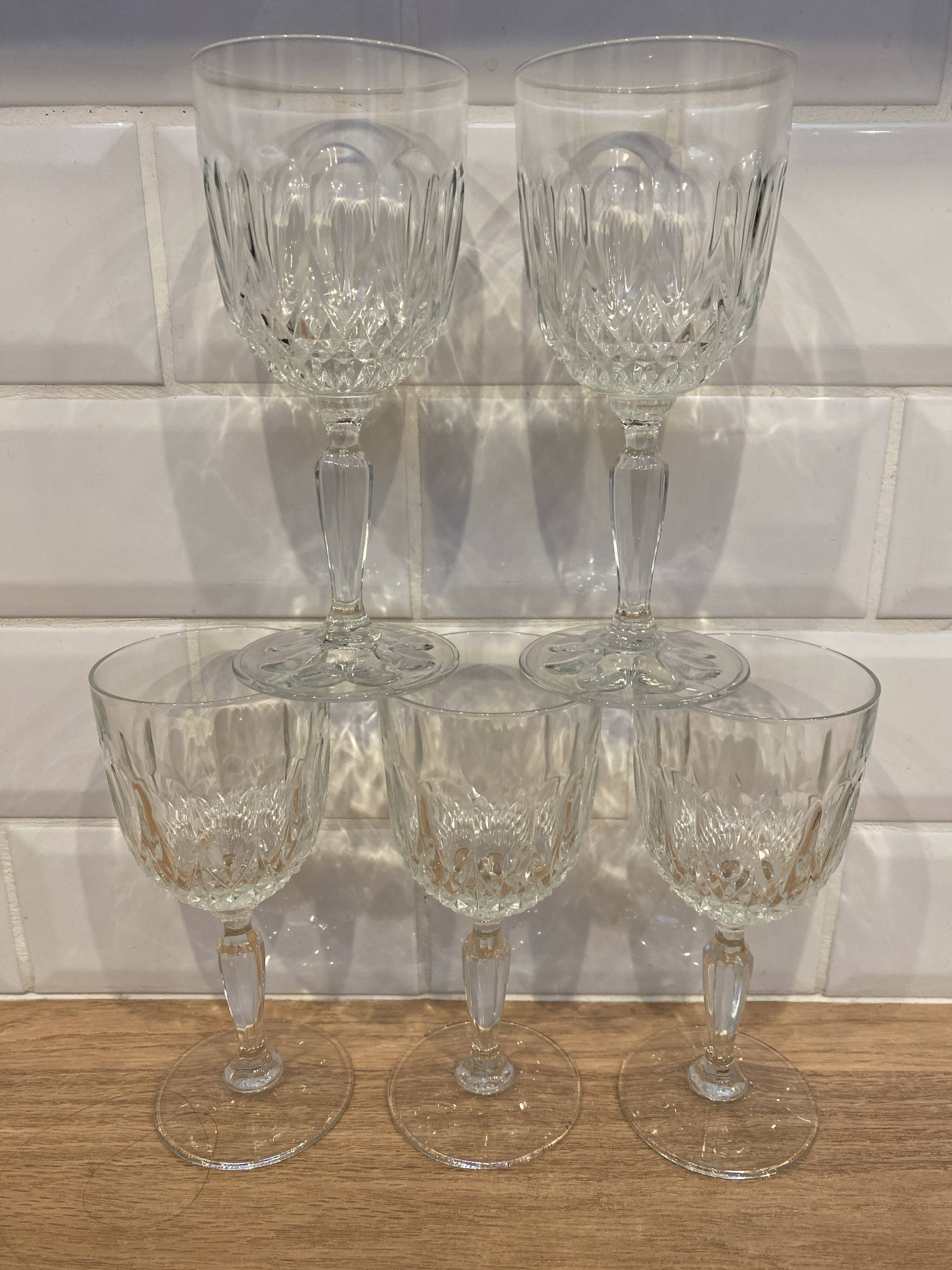 Set of 5 wine glasses