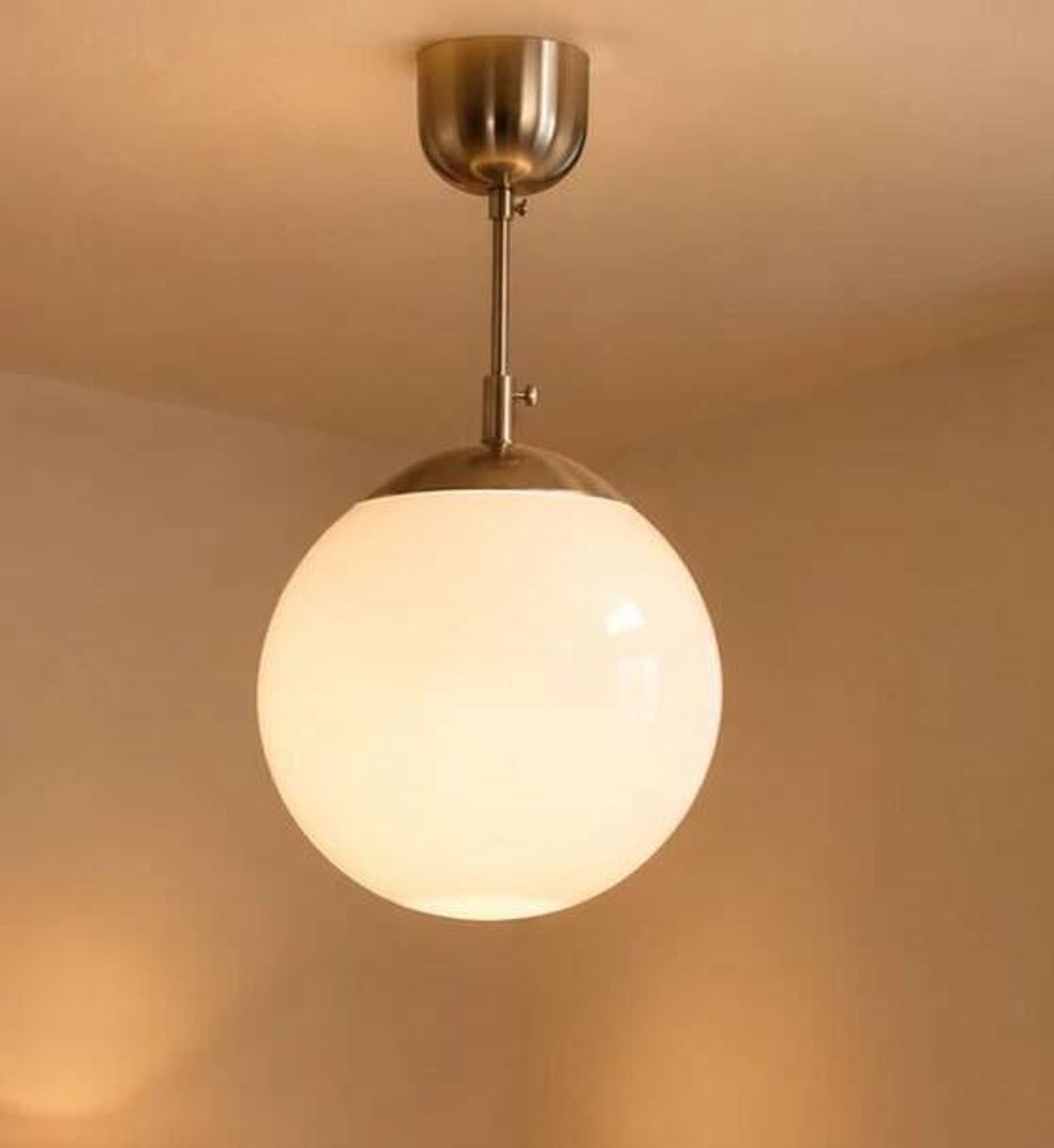 Plafonnier en opaline et métal chromé