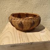Braided wicker basket with vintage pattern