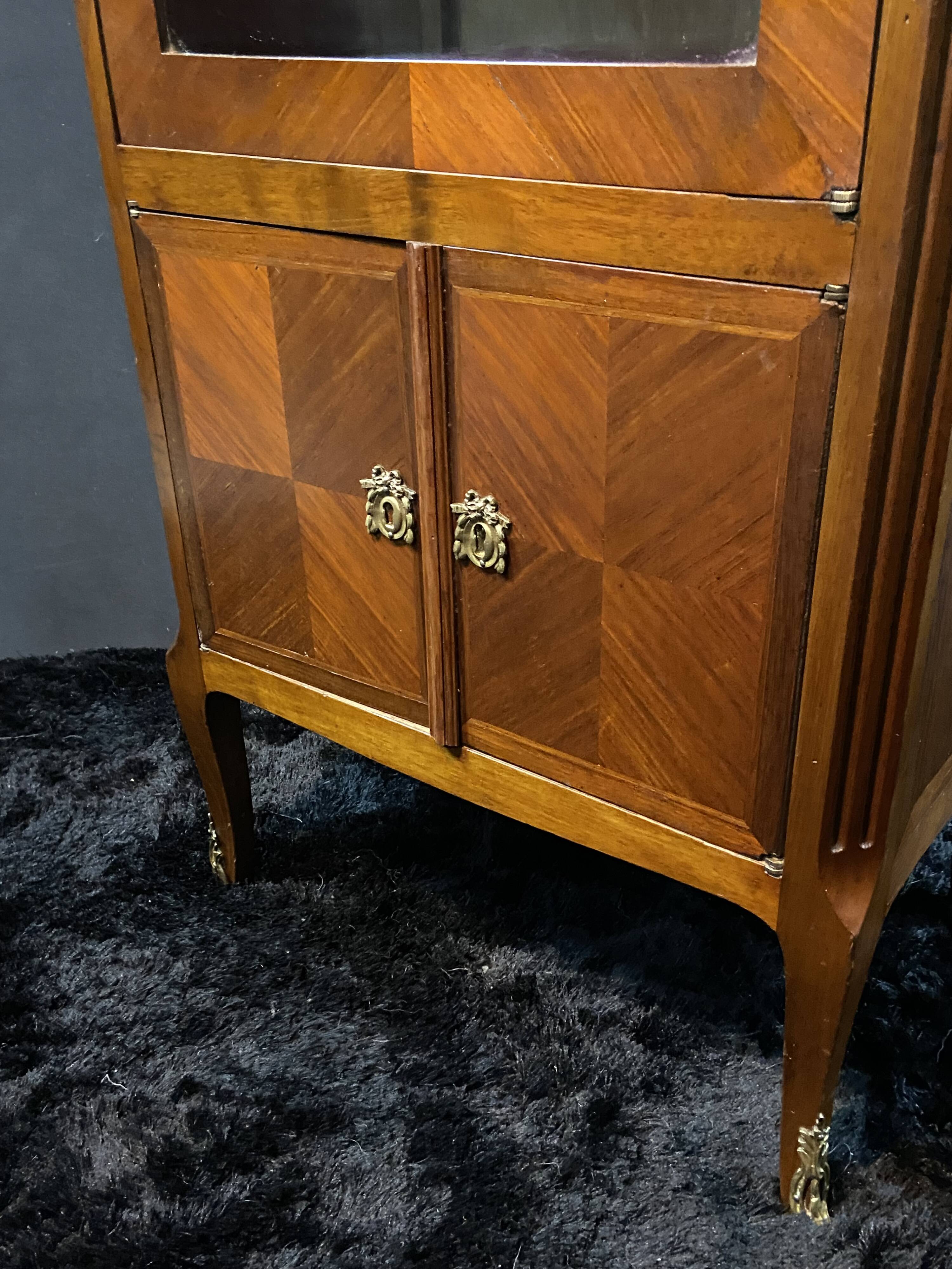Small 19th-century display cabinet in the Transition style between Louis XV and Louis XVI.