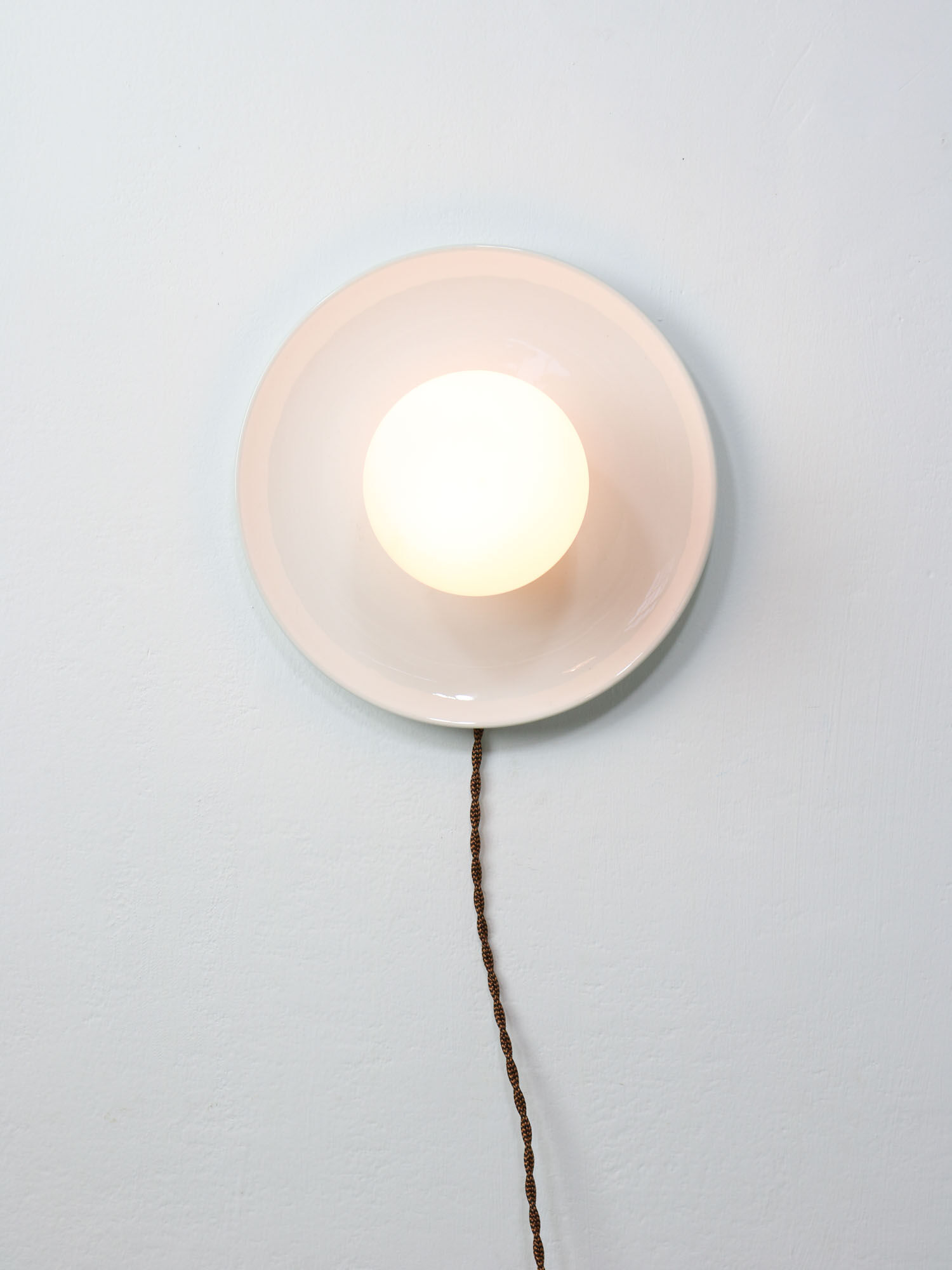 Lampe murale en céramique blanche vintage