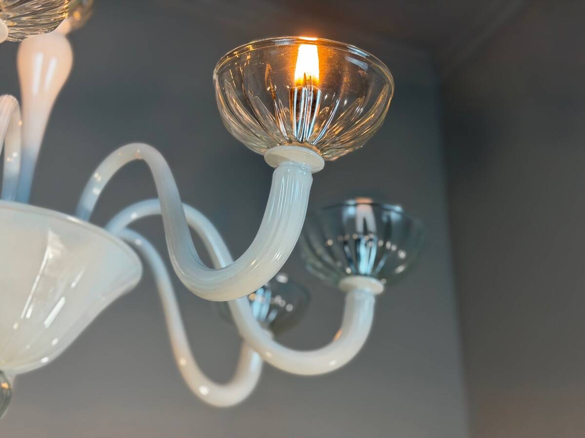 Venetian chandelier in white and colourless Murano glass, circa 1990.