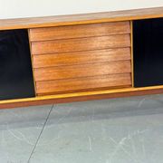 Buffet scandinave en teck à portes coulissantes du milieu du siècle par Nils Jonsson
