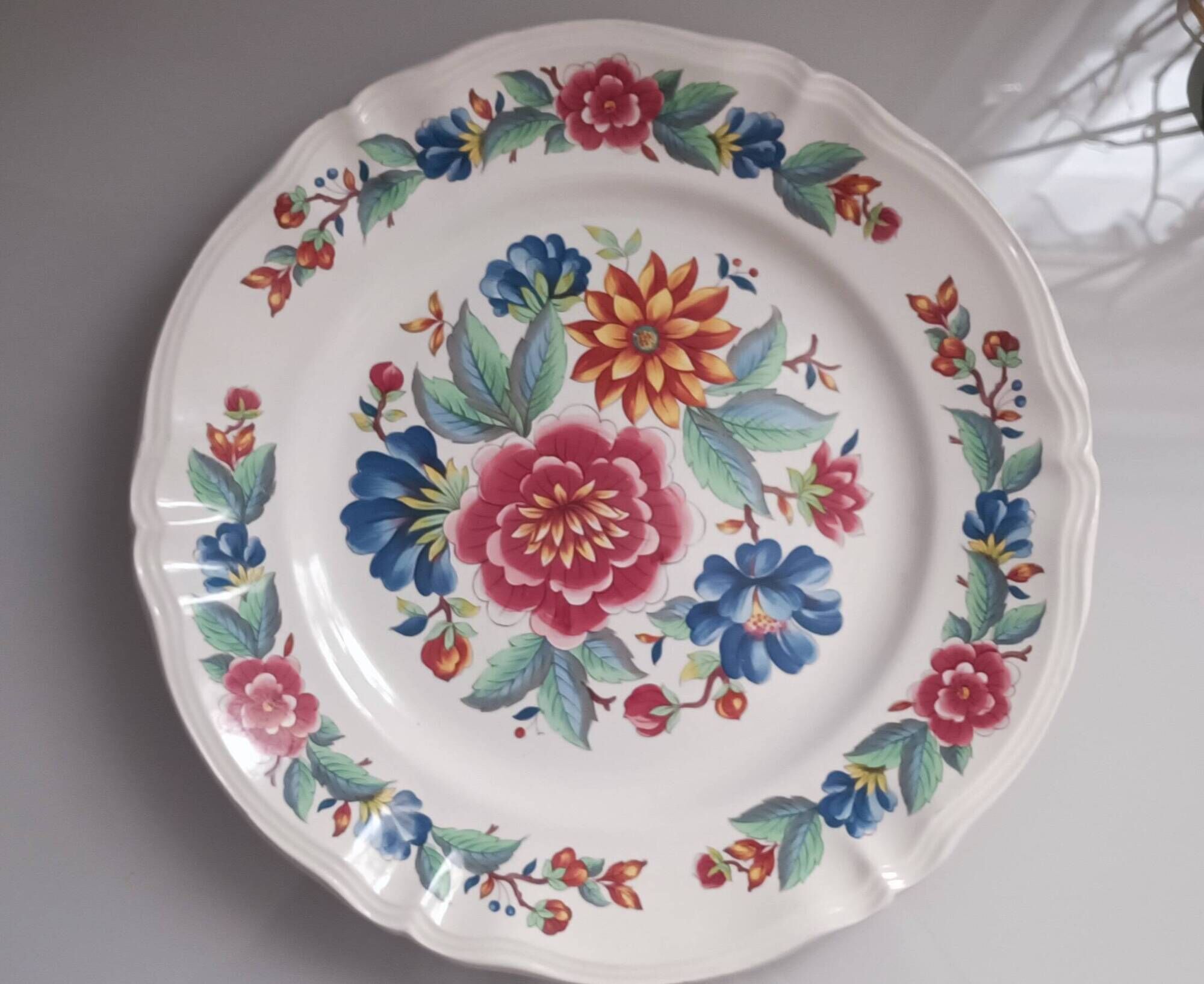 Large vintage round plate in earthenware. Sarreguemines model Vence. 31 cm.