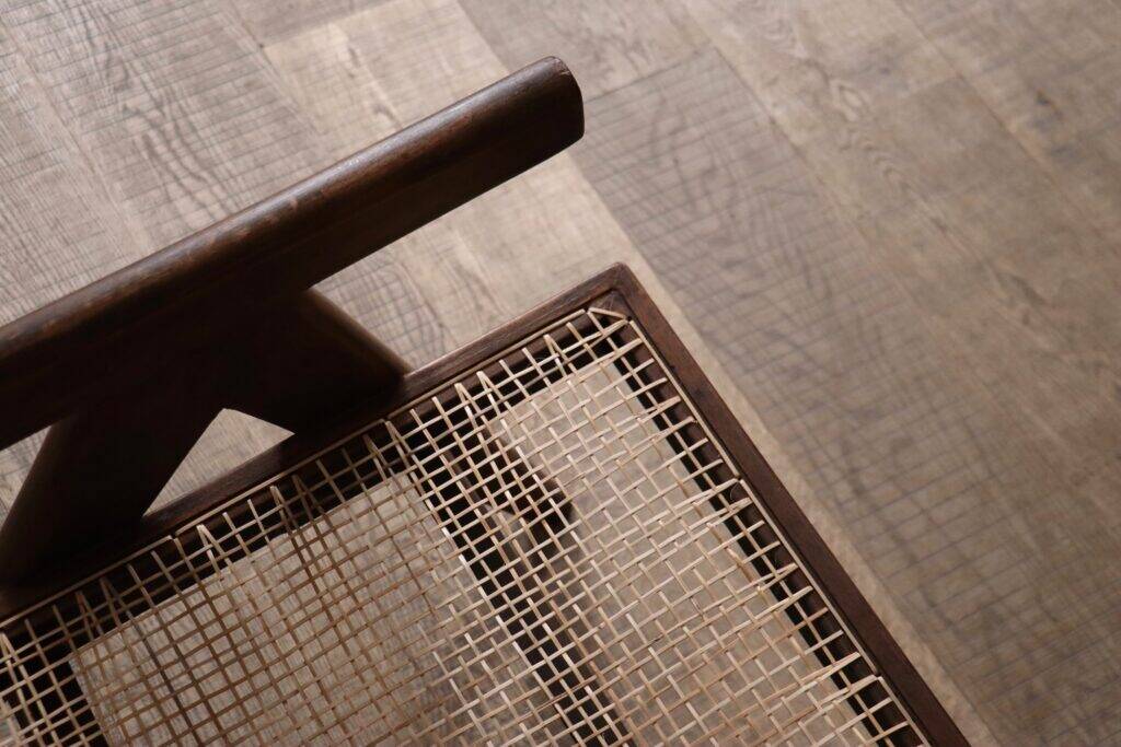 Chaises longues Pierre Jeanneret PJ-SI-29-A en teck et en rotin, années 1950.