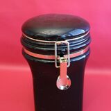 Ceramic coffee pot with black and gold waterproof closure lid