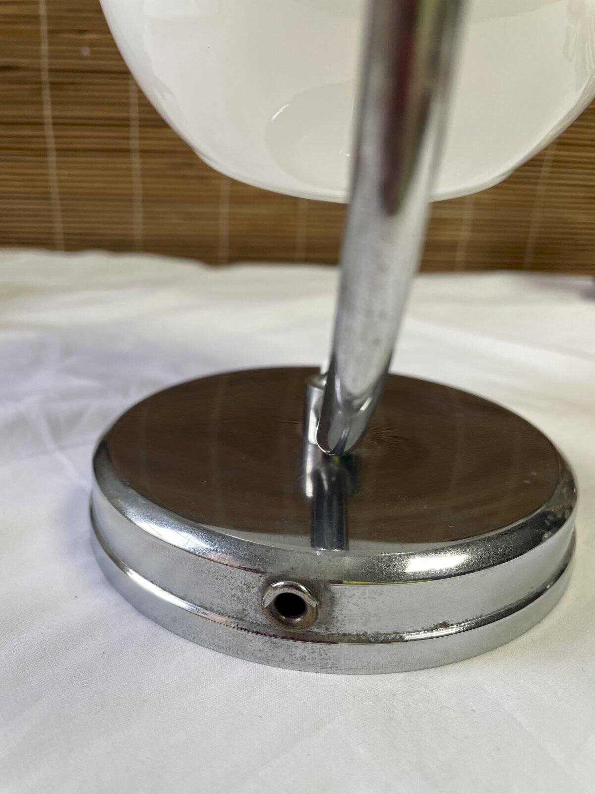 Lampe globe vintage métal chromé et opaline, à poser ou à fixer au mur