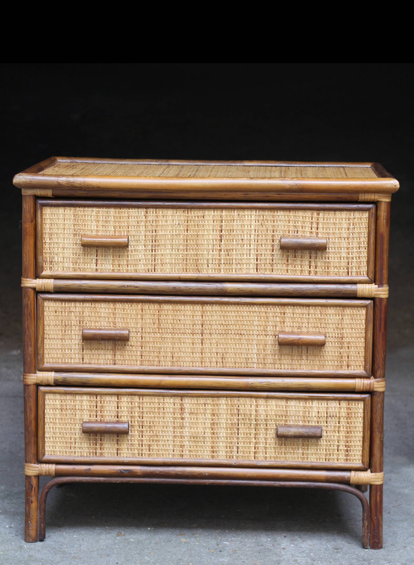 Charmante petite commode en rotin (années 70).
