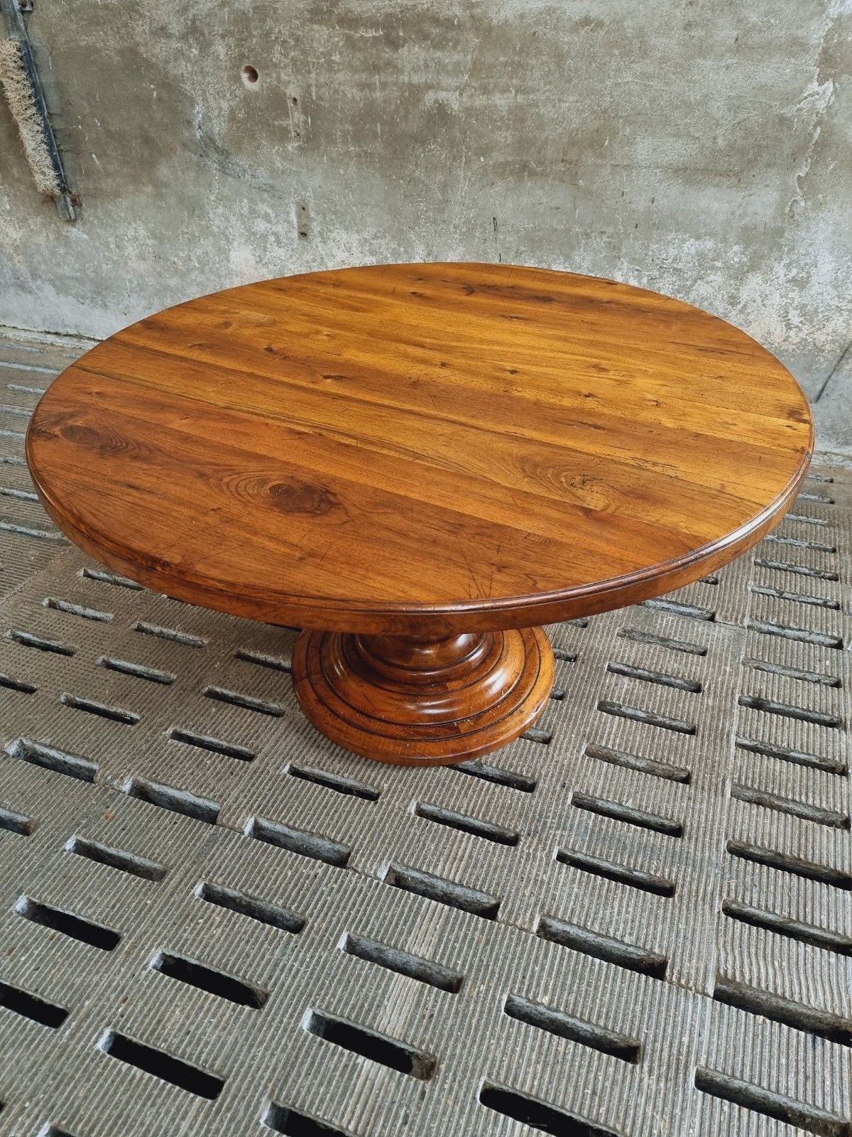 Table ronde ancienne en noyer 140 cm