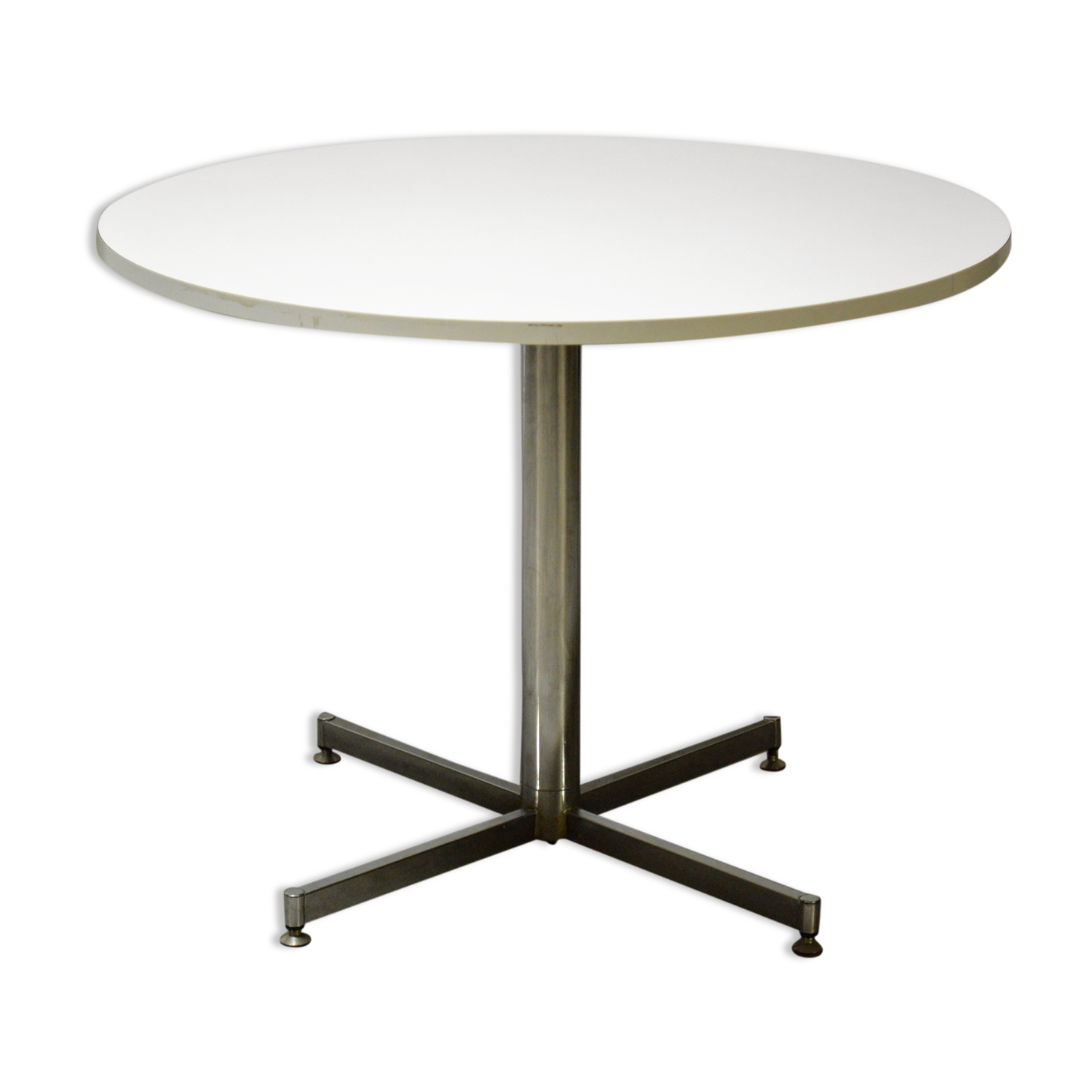 Round table dining room of the 60s/70s vintage design