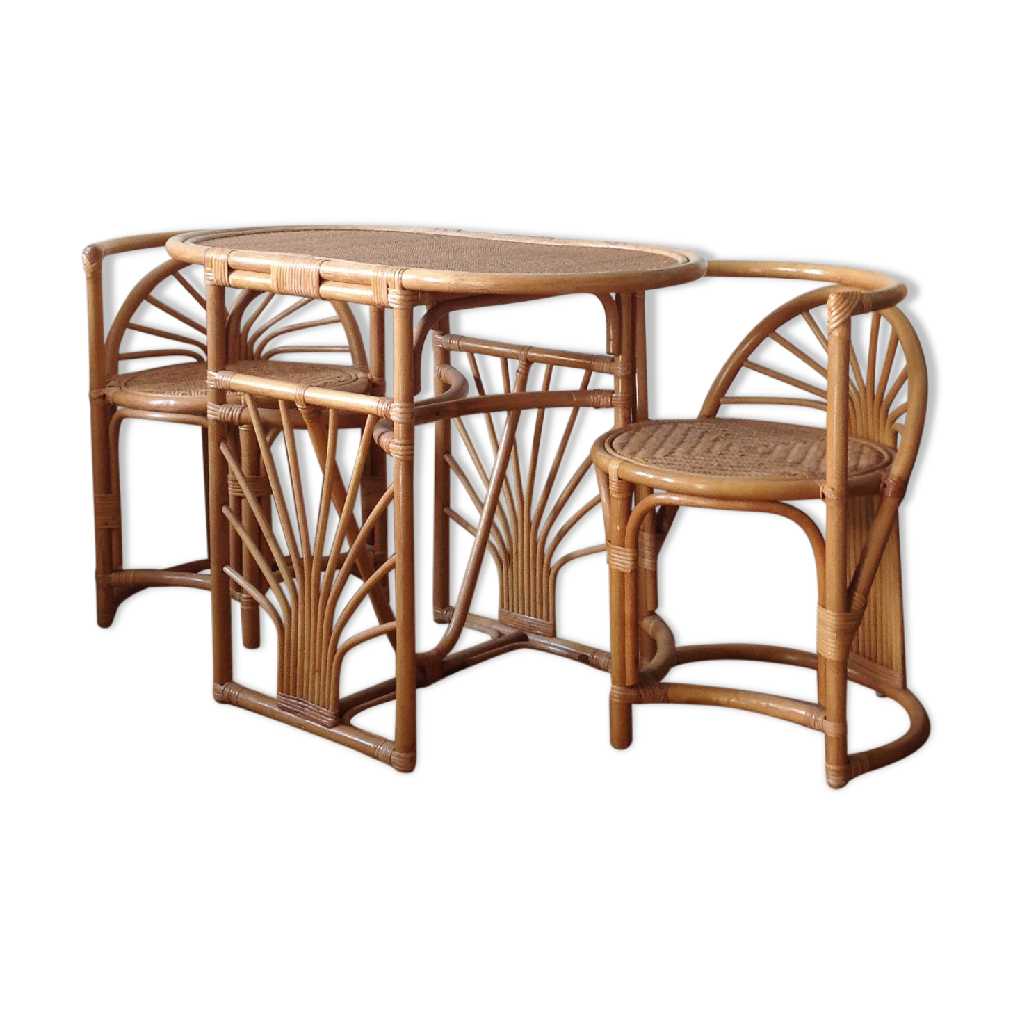 Built-in rattan lounge table and its two chairs