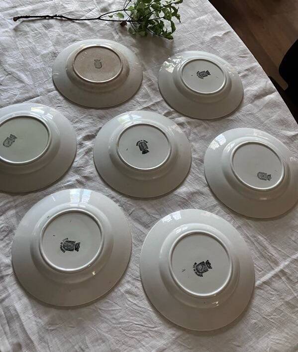 Série de 7 assiettes à dessert vintage Saint-Amand – décor Prunes et vannerie
