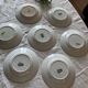 Série de 7 assiettes à dessert vintage Saint-Amand – décor Prunes et vannerie